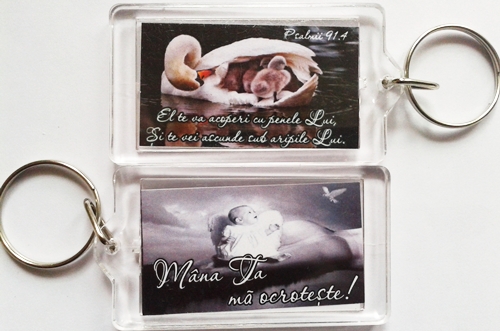 Breloc cu verset biblic fata/verso - Mana Ta ma ocroteste!/EL te va acoperi cu penele Lui Breloc cu verset biblic fata/verso - Mana Ta ma ocroteste!/EL te va acoperi cu penele Lui