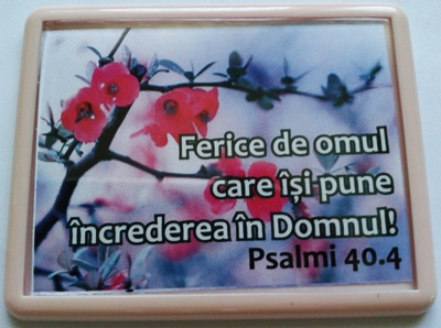 Magnet cu verset biblic - Ferice de omul care isi pune increderea in Domnul Magnet cu verset biblic - Ferice de omul care isi pune increderea in Domnul