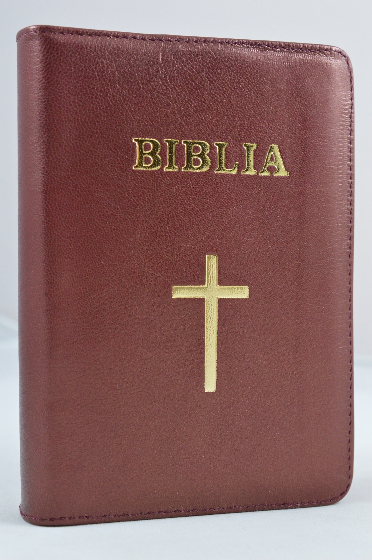 Biblie din piele, marime medie, culoare bordo inchis, fermoar, index, margini aurii, simbol cruce, cuv. lui Isus cu rosu [SB 057 PFI]