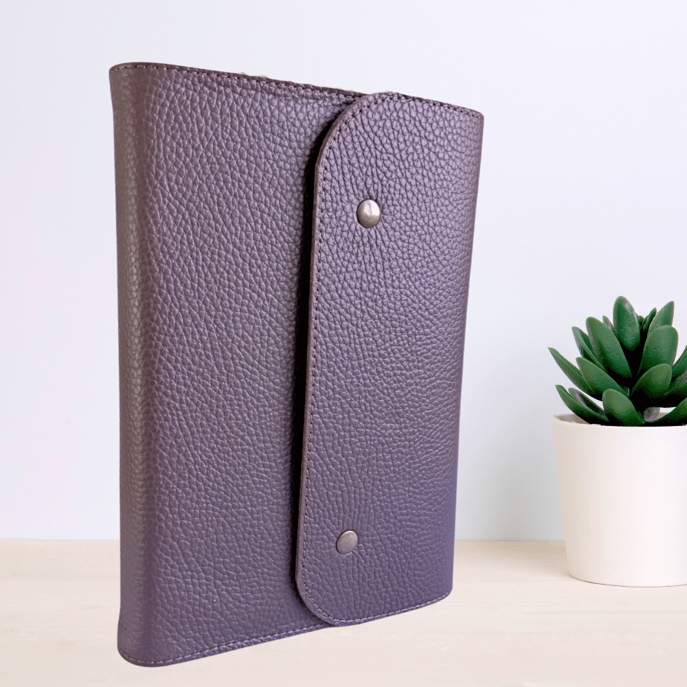 Biblie în husă, marime mare, piele, maro, cu clapetă și capse, index, margini argintii, cuv. Isus cu rosu + inel pentru pix [SI 073 CLA]