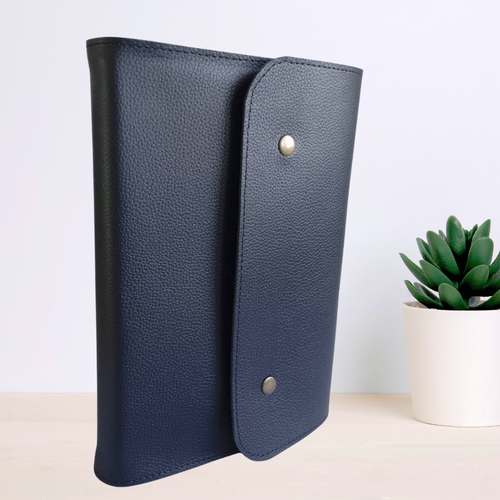 Biblie în husă, marime mare, piele, neagră, cu clapetă și capse, index, margini argintii, cuv. Isus cu rosu + inel pentru pix [SI 073 CLA]