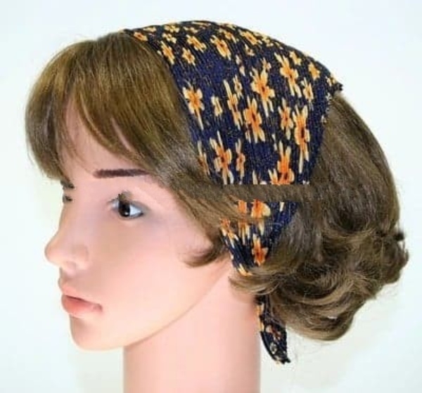 Batic plisat  - Bleumarin  tip satinat  cu flori (60x36 cm) Batic plisat  - Bleumarin  tip satinat  cu flori (60x36 cm)