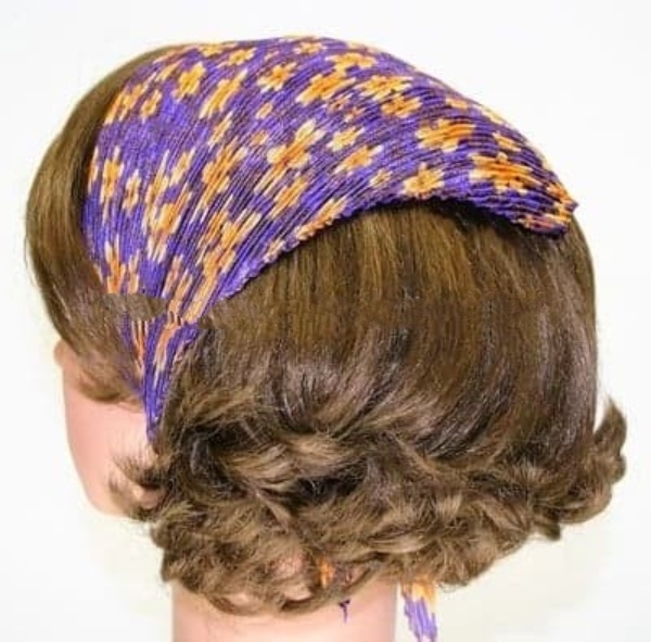 Batic plisat - Mov  tip satinat  cu flori (60x36 cm) Batic plisat - Mov  tip satinat  cu flori (60x36 cm)