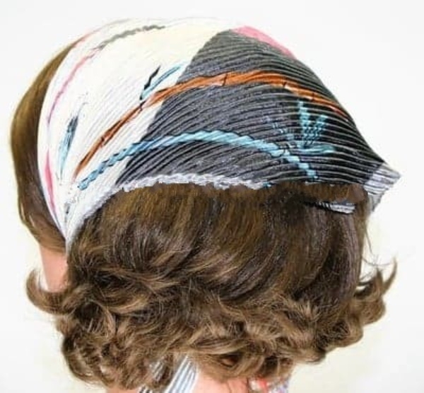 Batic plisat -  Alb cu gri cu  model tip satinat  (60x36 cm) Batic plisat -  Alb cu gri cu  model tip satinat  (60x36 cm)