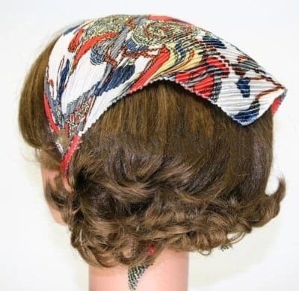 Batic plisat - alb cu model  tip satinat  (60x36 cm) Batic plisat - alb cu model  tip satinat  (60x36 cm)