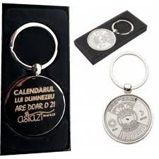 Breloc metalic cu calendar perpetuu pentru 50 ani, verso gravat  Calendarul lui Dumnezeu...  Cutie eleganta individuala!