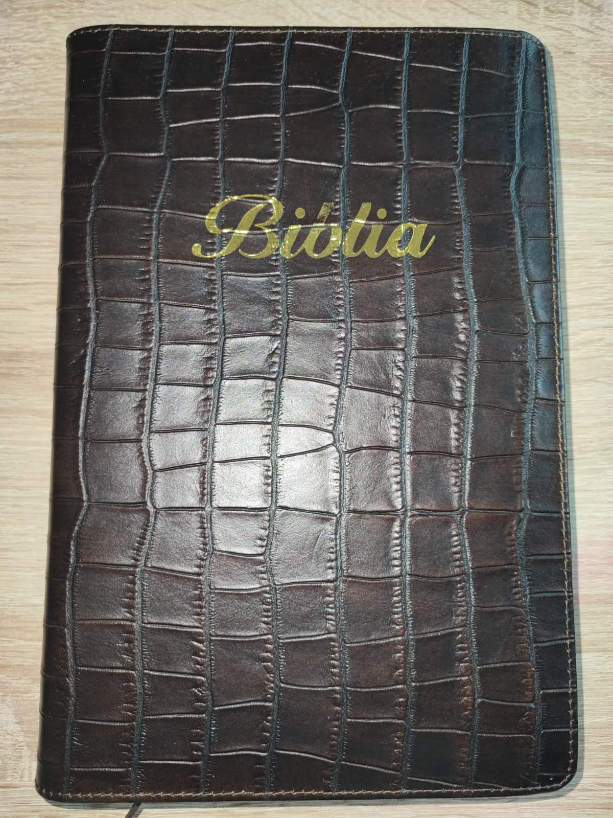 [ANTICARIAT] - Biblie mare, piele, maro inchis texturat, fermoar, index, margini argintii, cuv. Isus cu rosu + inel pentru pix [MAR 073 PFI](Produs cu defect)