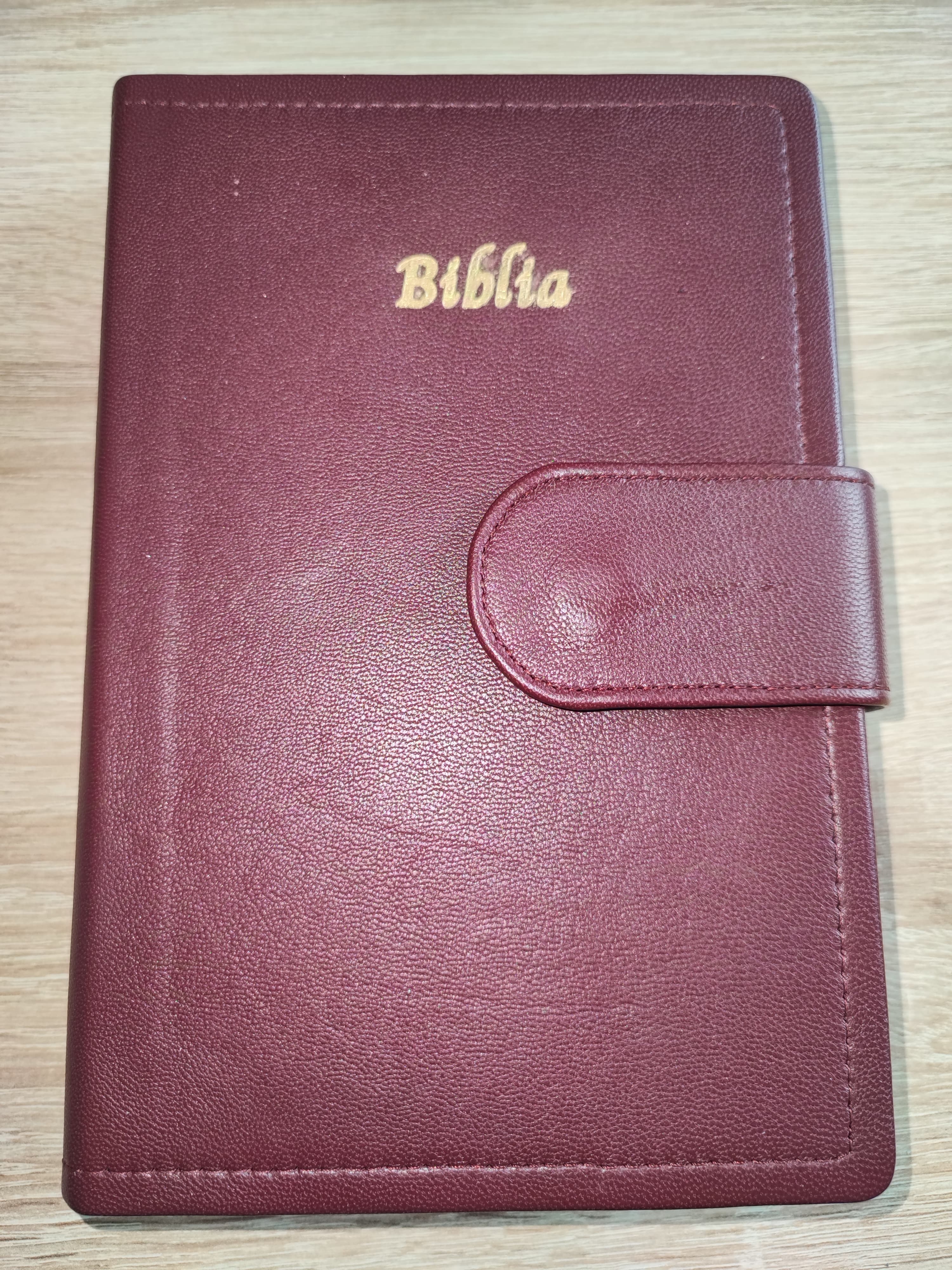 [ANTICARIAT] - Biblia marime medie, vișiniu, piele, inchidere baretă cu capsă, margini aurii, index, cuv. lui Isus cu rosu [MAR 057 PBI](Produs cu defect)