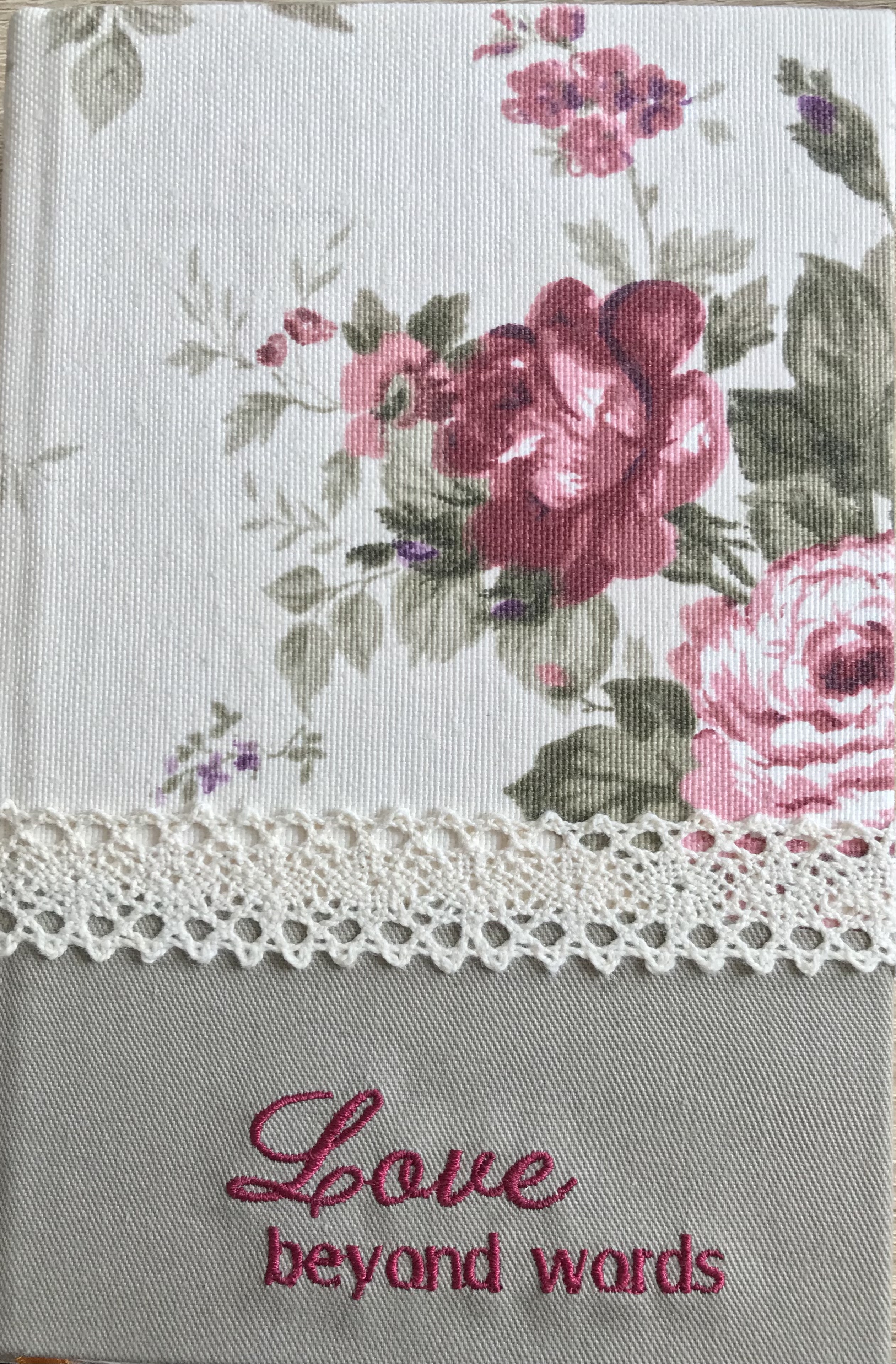 [ANTICARIAT]  Biblia handmade, marime medie, coperta cartonata textila, model floral - Love beyond words, margini aurii [SI 052 HM]  (Produs cu defect)