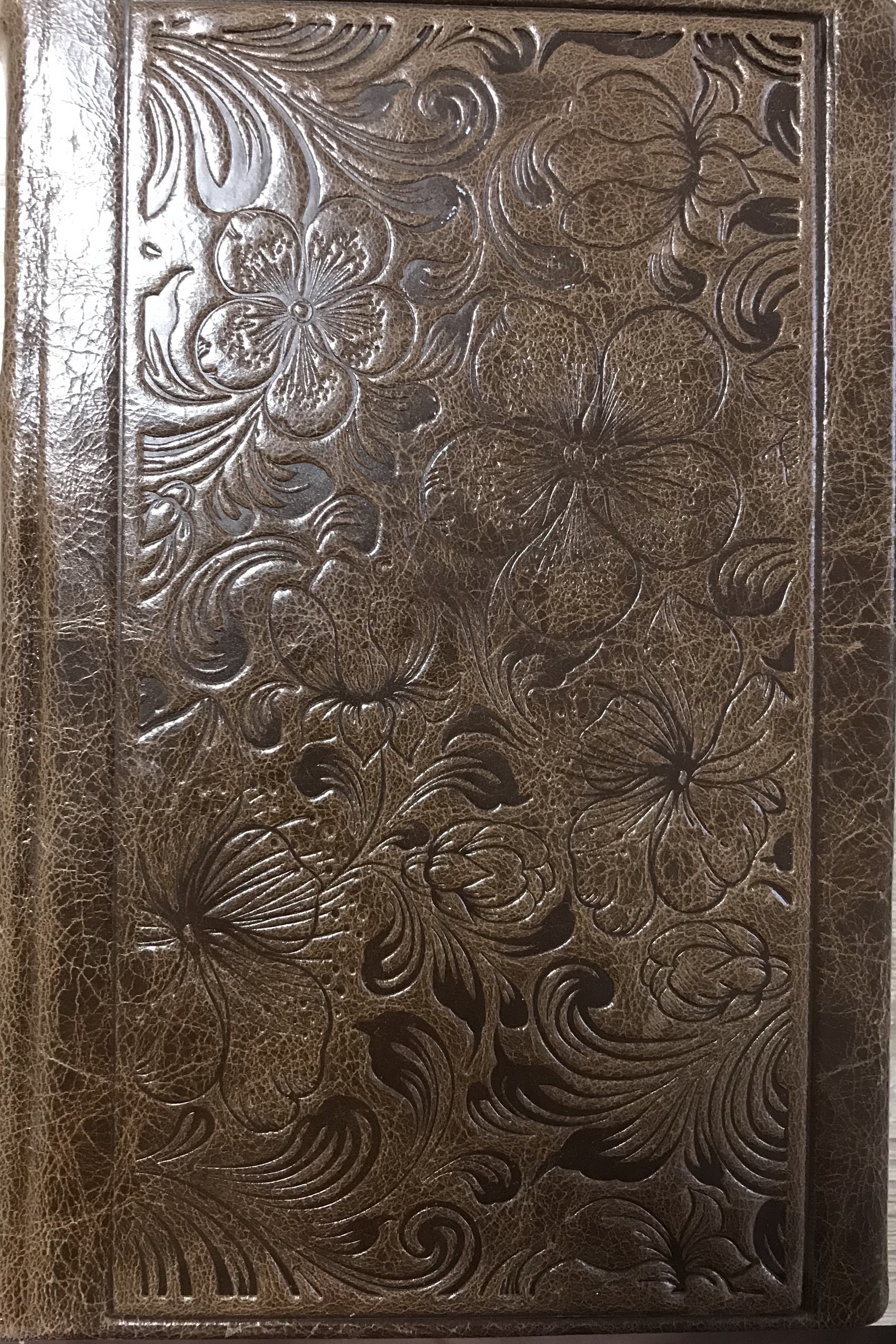 [ANTICARIAT] Biblia editie limitata, prelucrata manual, marime medie, maro închis , margini aurii, index , cuv. lui Isus cu rosu [057 HMI]