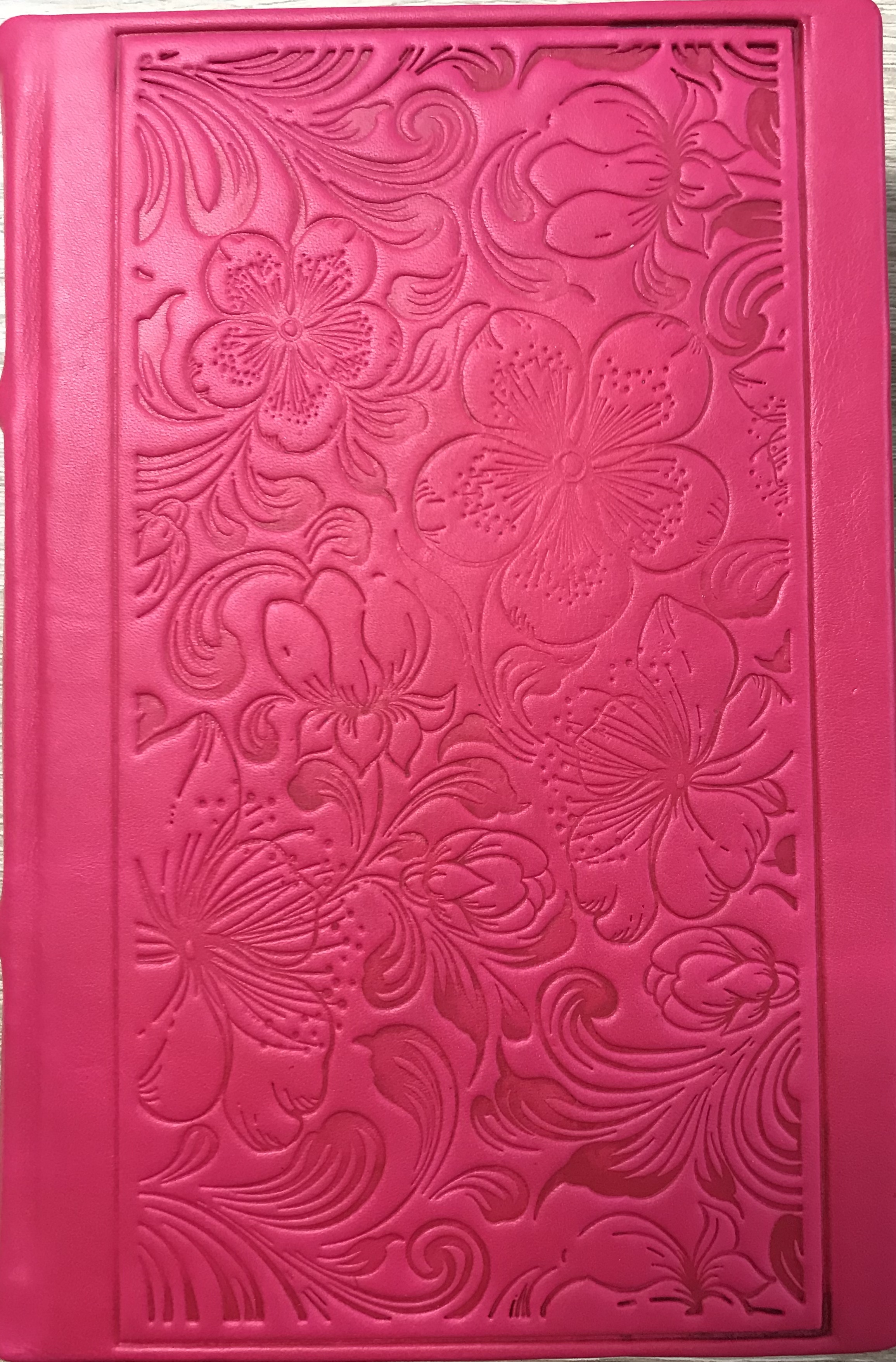 [ANTICARIAT] Biblia editie limitata, prelucrata manual, marime medie, roz închis , margini aurii, index , cuv. lui Isus cu rosu [057 HMI]