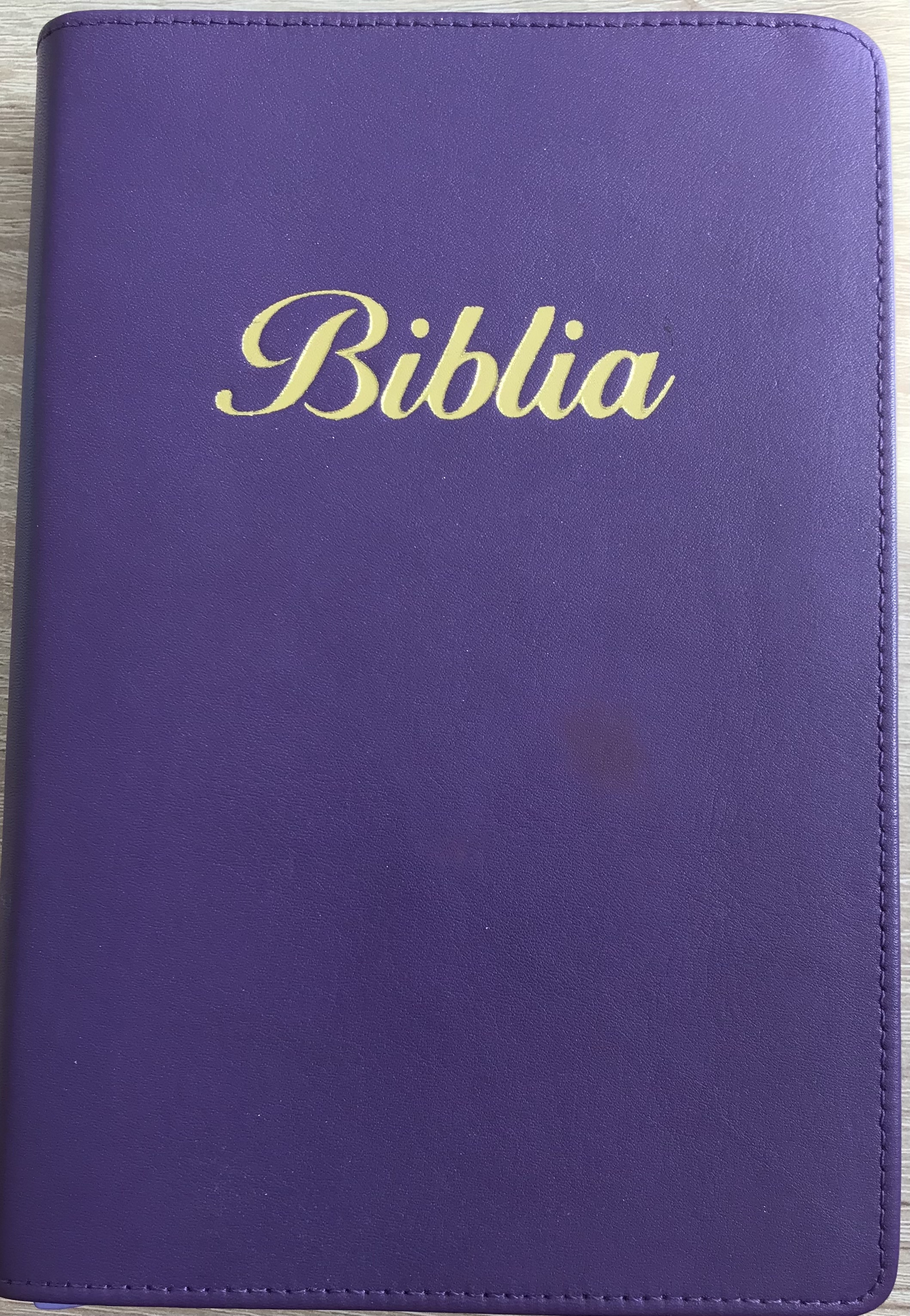 [ANTICARIAT] Biblia marime medie, culoare mov, piele, fermoar, margini aurii, index, cuv. lui Isus cu rosu [MAR 057 PFI]   (Produs cu defect)