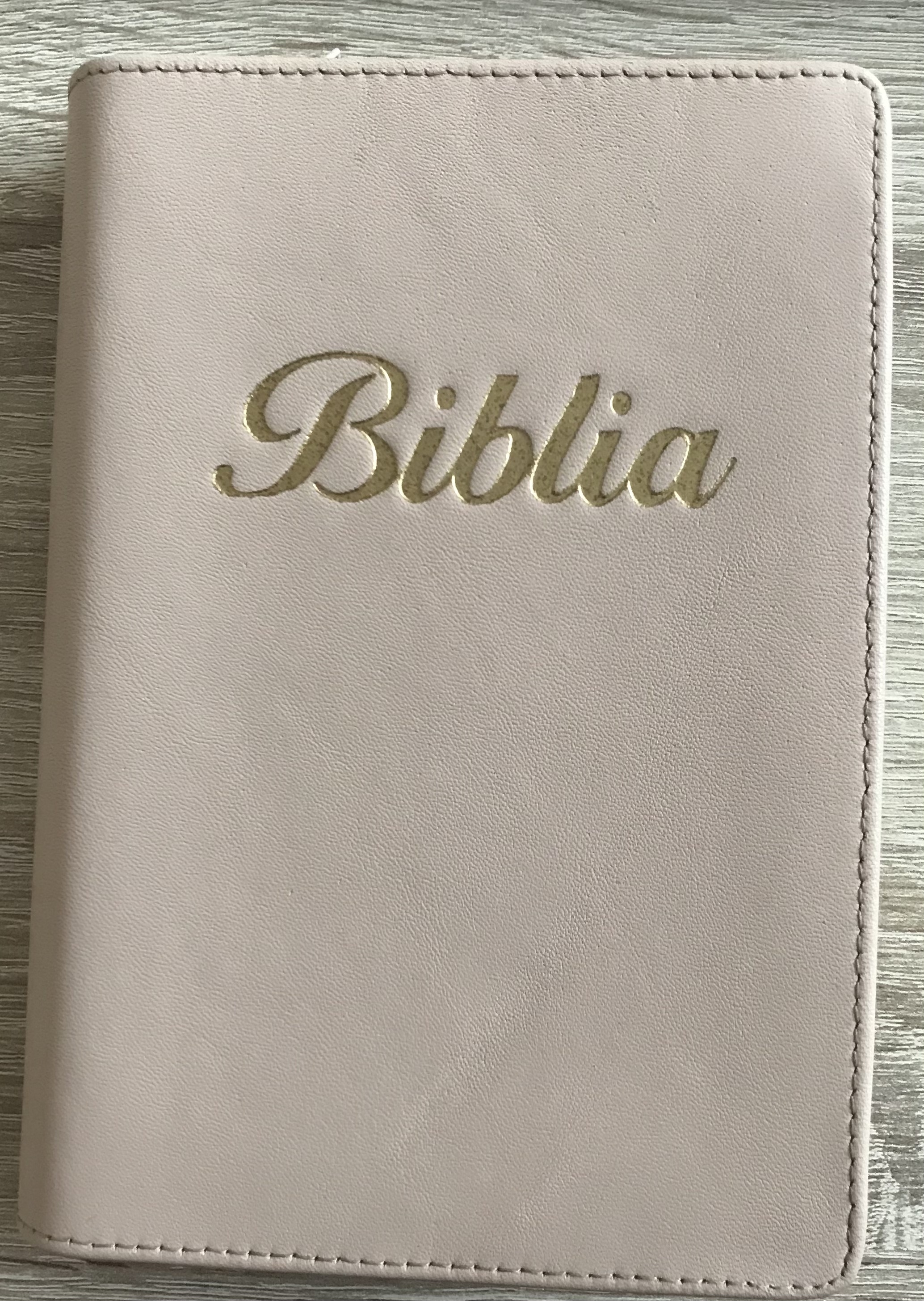 [ANTICARIAT] Biblia marime mica, crem, piele, fermoar, margini aurii, index, cuv. lui Isus cu rosu [047 PFI]  (Produs cu defect)