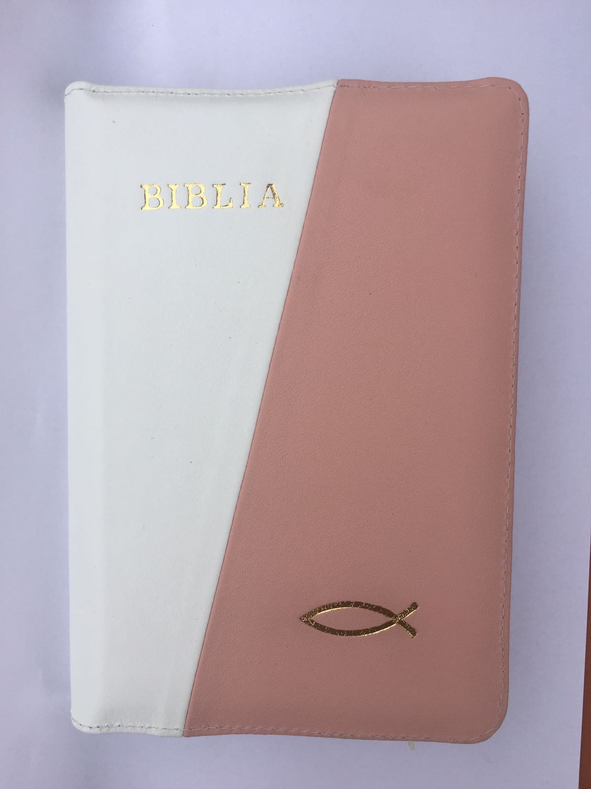 Biblia din piele, marime medie, culoare alb / roz pal, fermoar, cu peste, cuv. lui Isus cu rosu [053]