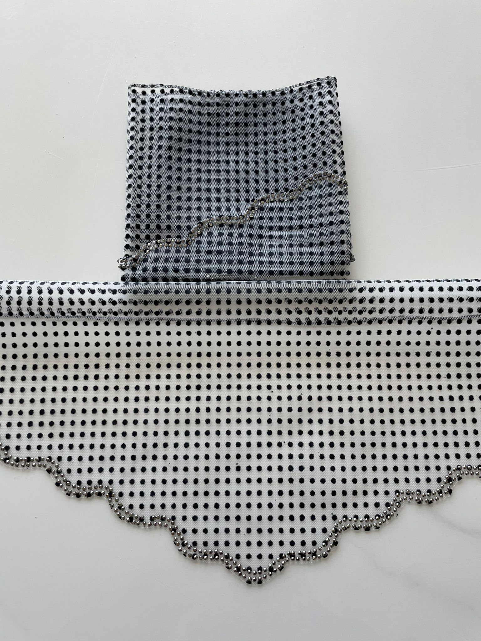 Batic din dantela - alb cu buline negre Batic din dantela - alb cu buline negre