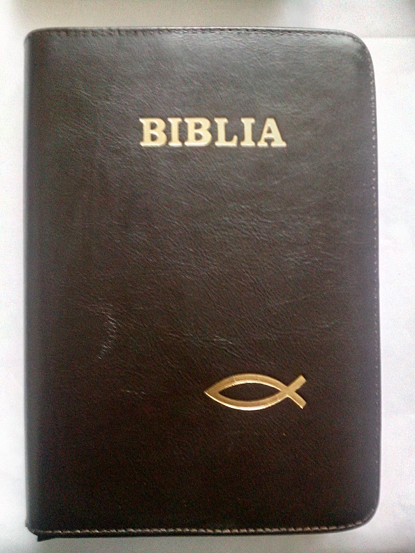 Biblia de piele, marime medie, brun inchis, fermoar, cu peste [052]