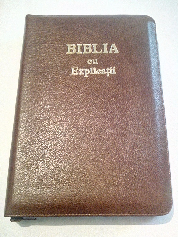 Biblia cu explicatii si concordanta biblica, din piele, maro, cu fermoar [77 PF]