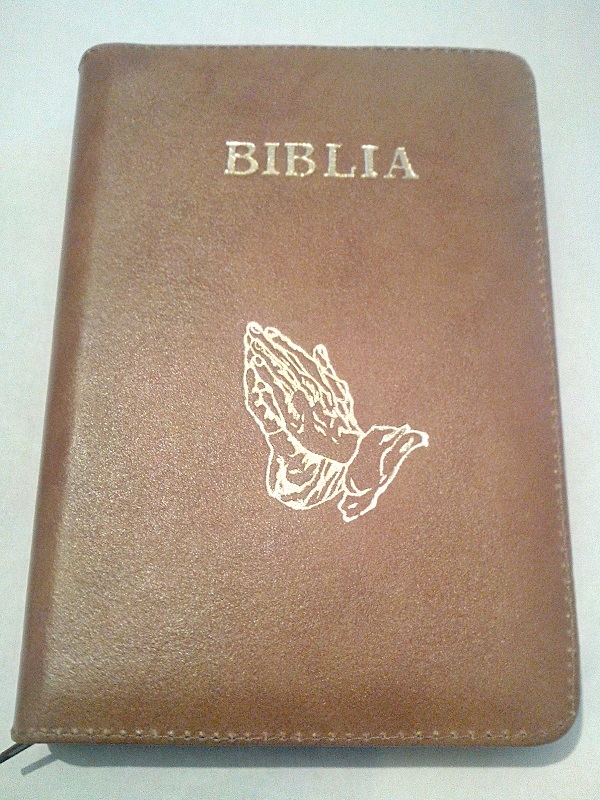 Biblia din piele, marime medie, cafenie, fermoar, cu maini, margini aurii [052]