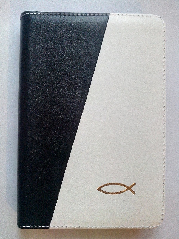 Biblia din piele, marime medie, negru / alb, fermoar, cu peste [053]