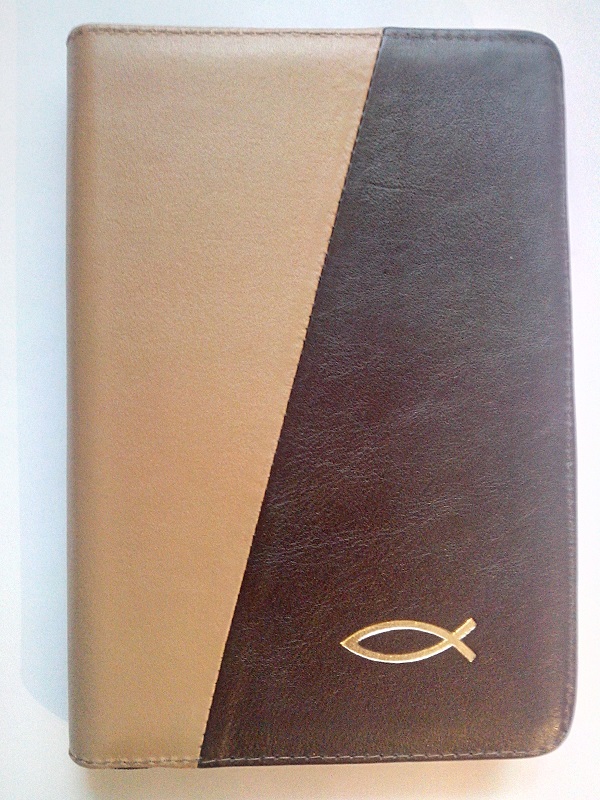 Biblia din piele, marime medie, cafeniu / maro, fermoar, cu maini [053]
