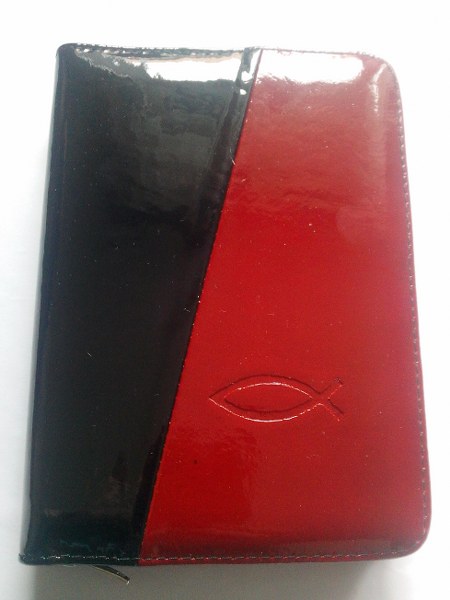 Biblie din piele, mica, negru/rosu lacuita, fermoar, cu peste [043]