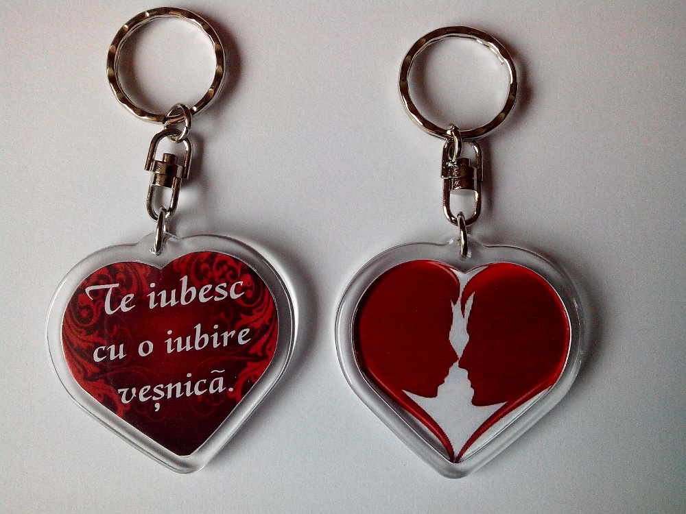 Breloc cu mesaj biblic in forma de inima - Te iubesc cu o iubire vesnica Breloc cu mesaj biblic in forma de inima - Te iubesc cu o iubire vesnica