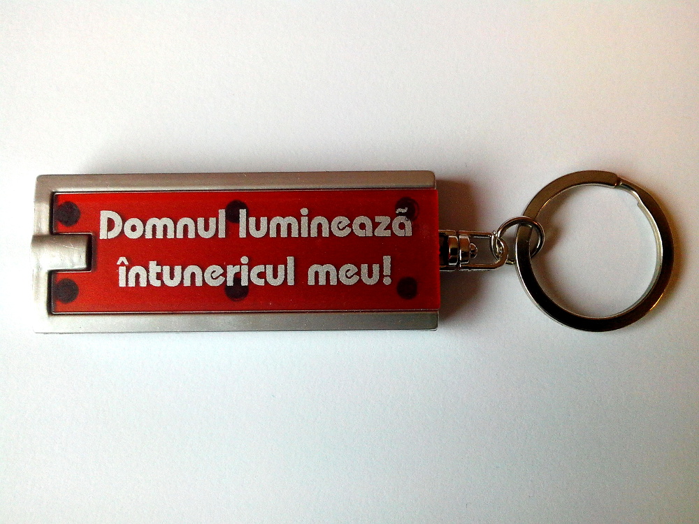 Breloc cu led si mesaj biblic - Dumnezeu lumineaza intunericul meu Breloc cu led si mesaj biblic - Dumnezeu lumineaza intunericul meu