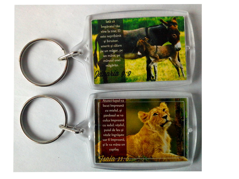 Breloc din plastic - Iata ca imparatul tau/ Atunci lupul va locui Breloc din plastic - Iata ca imparatul tau/ Atunci lupul va locui