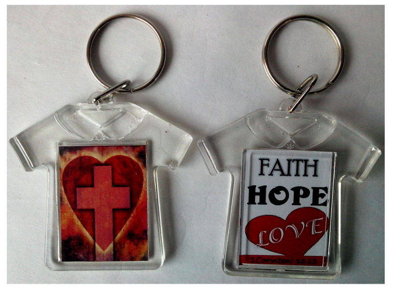 Breloc in forma de tricou cu mesaj crestin - Faith, Hope, Love/ Cruce in inima Breloc in forma de tricou cu mesaj crestin - Faith, Hope, Love/ Cruce in inima