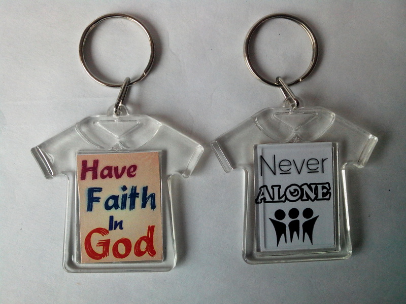 Breloc cu mesaj crestin  -  Never alone/ Have faith in God Breloc cu mesaj crestin  -  Never alone/ Have faith in God