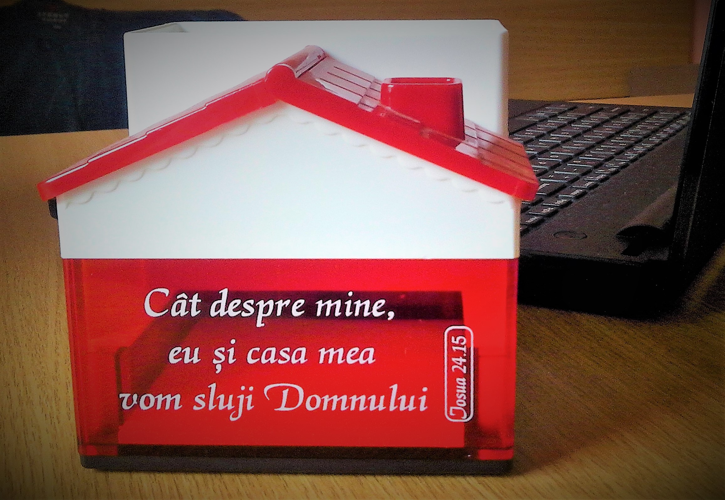 Suport pixuri: Casuta rosie suport de creioane / pixuri - Cat despre mine Suport pixuri: Casuta rosie suport de creioane / pixuri - Cat despre mine