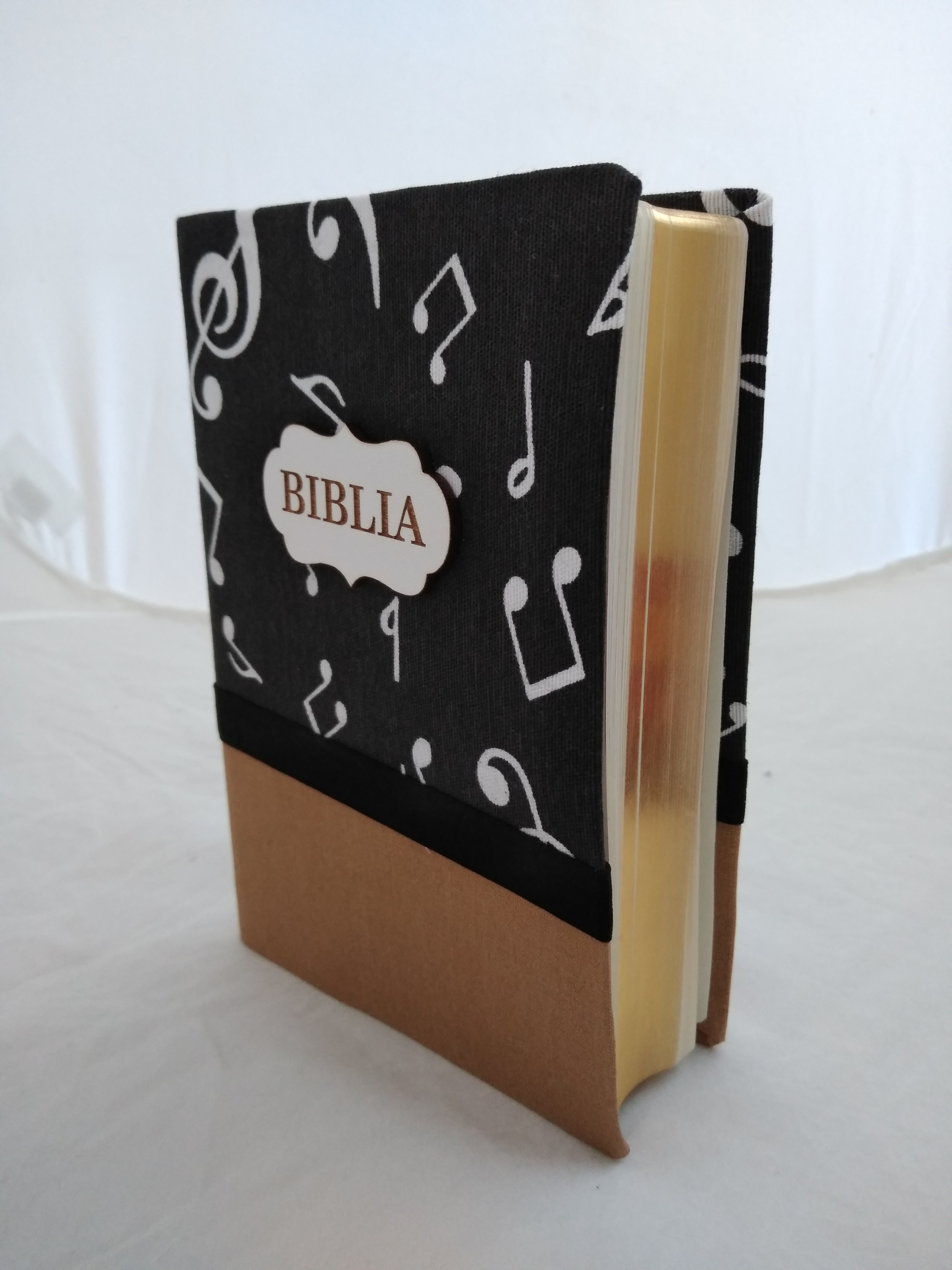 Biblia handmade, marime medie, coperta flexibila textila, Model 25, margini aurii, cuv. lui Isus cu rosu [SB 052 HM]