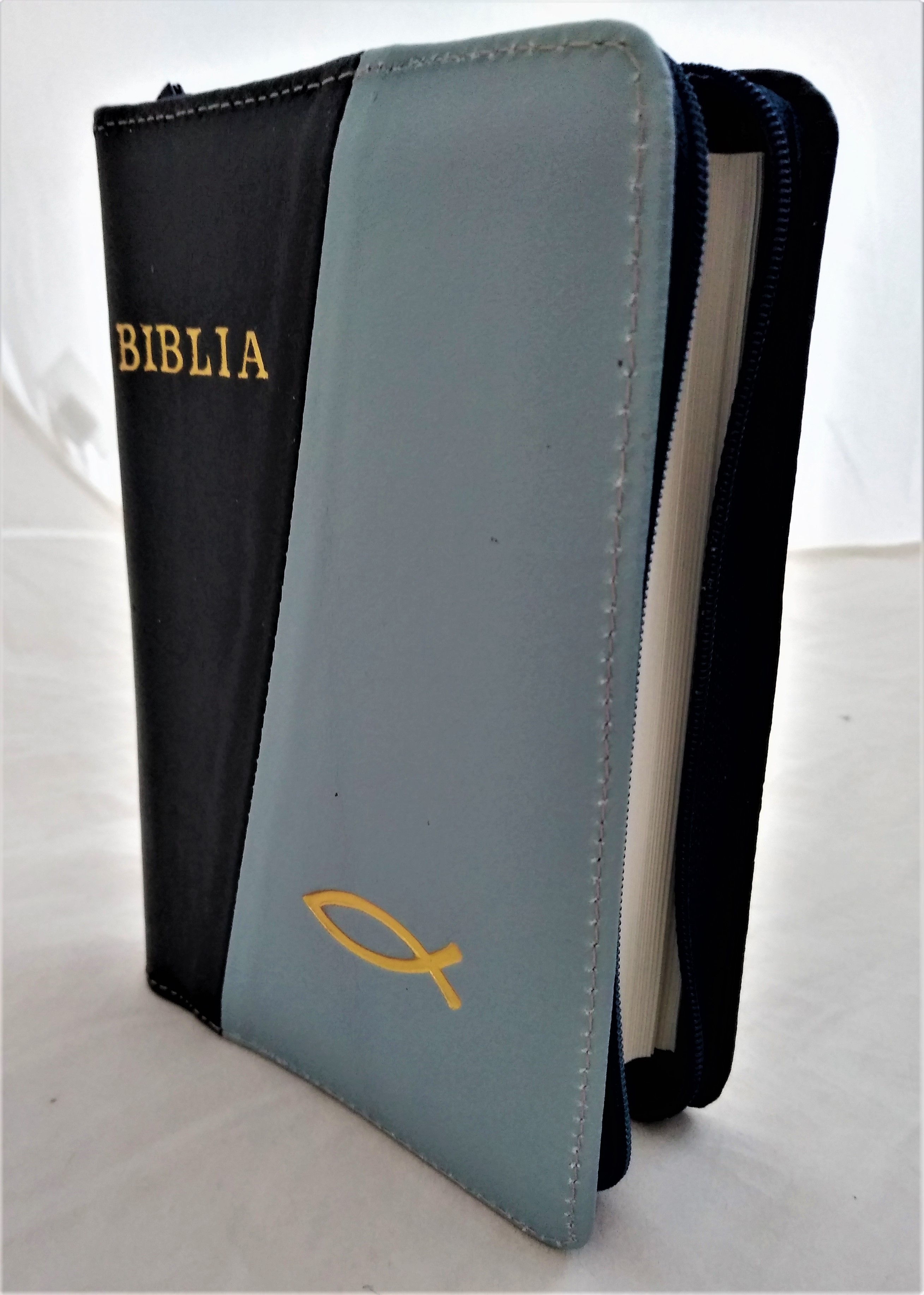 Biblie din piele, mica, culoare blumarin / albastru celest texturat, fermoar, margini albe, simbolul peste, cuv. lui Isus in rosu [043 PF]