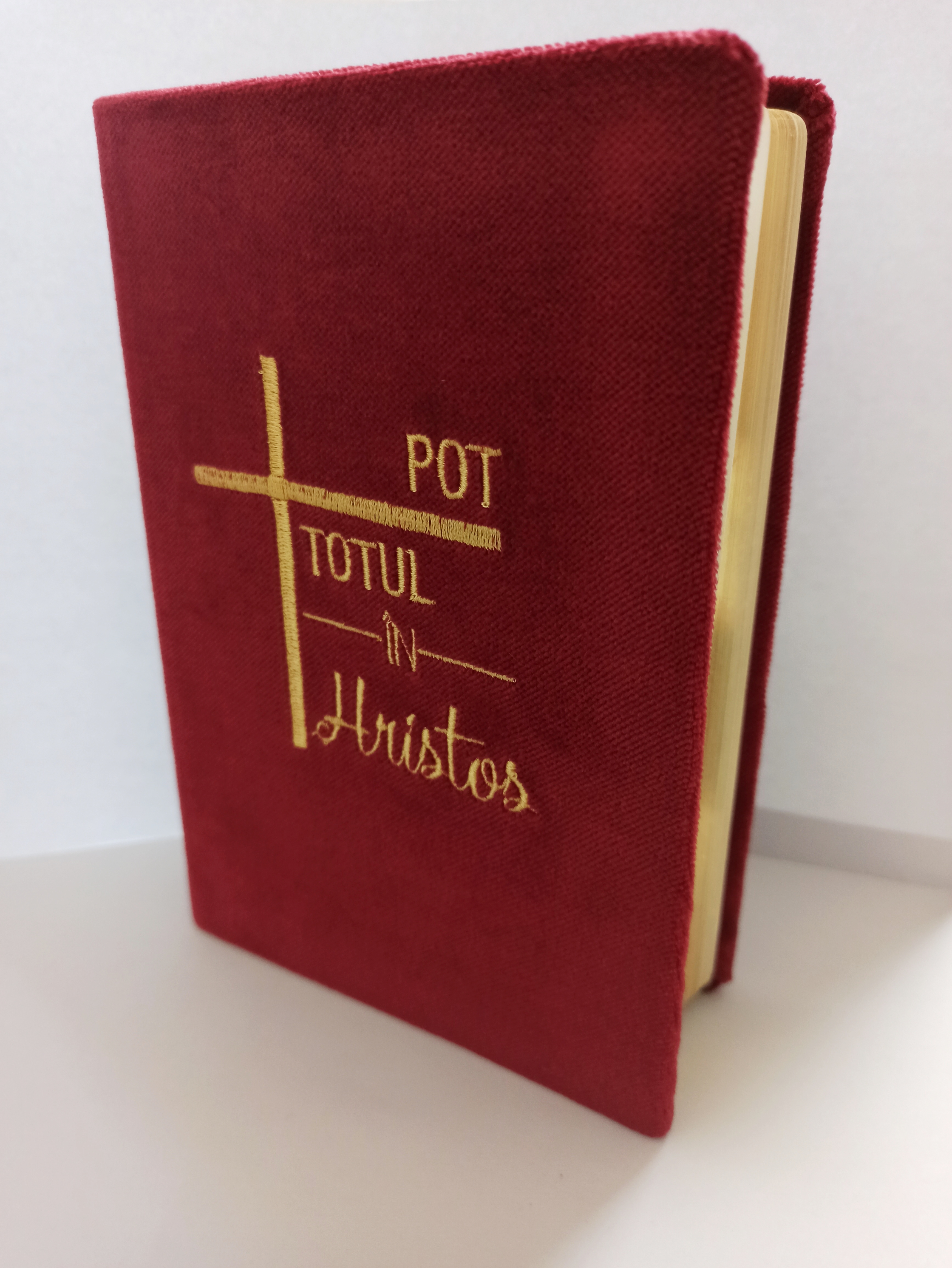 Biblia handmade, marime medie, coperta flexibila textila,Pot totul in Hristos, culoare visiniu,margini aurii, cuv. lui Isus cu rosu [SB 052 HM]