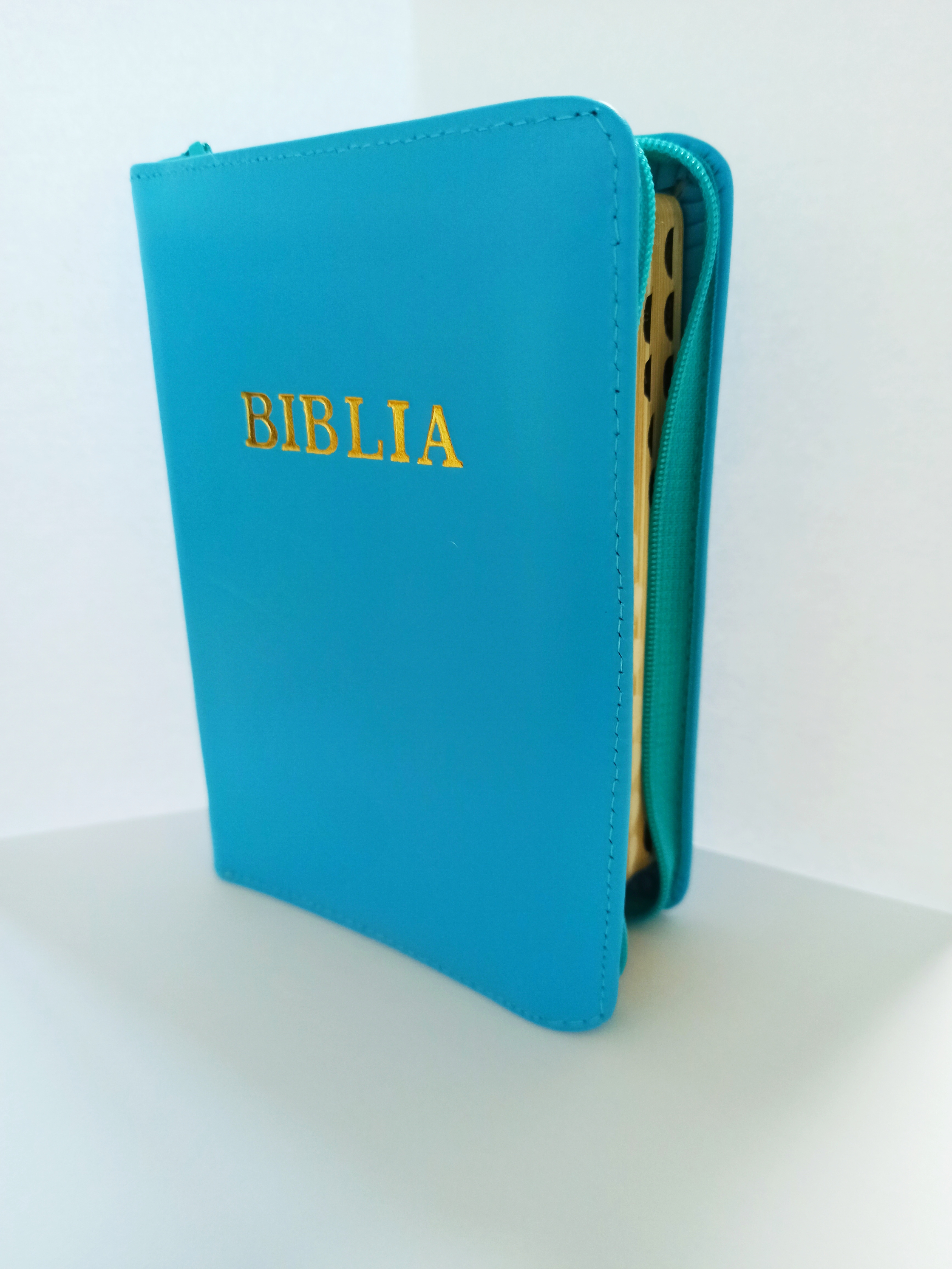 Biblie din piele, marime medie, culoare albastru deschis, fermoar, index, margini aurii, cuv. lui Isus cu rosu [SB 057 PFI]