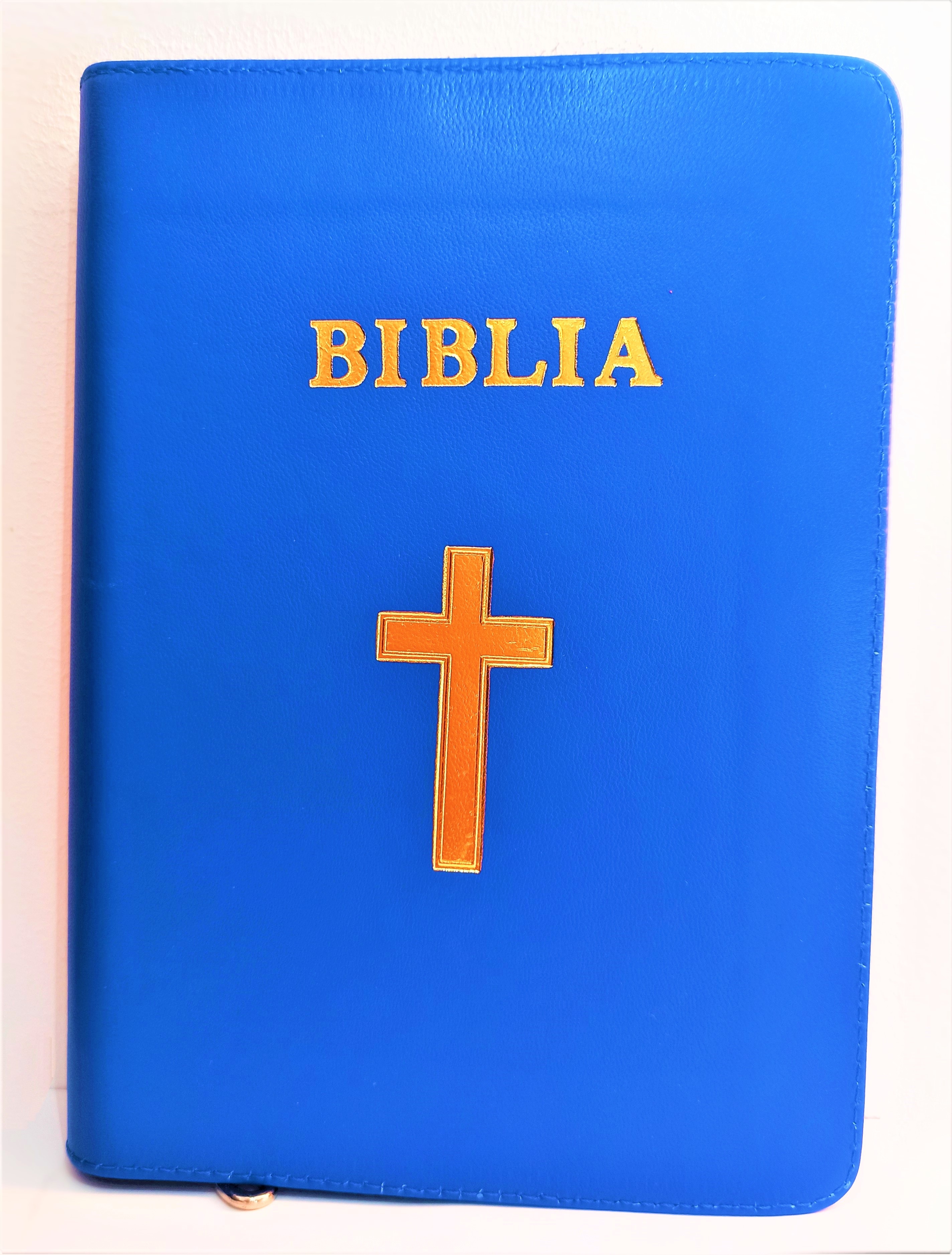 Biblia Ortodoxa, marime medie, coperta piele, albastra, fermoar, margini aurite (cu aprobarea Sf. Sinod) Biblia Ortodoxa, marime medie, coperta piele, albastra, fermoar, margini aurite (cu aprobarea Sf. Sinod)