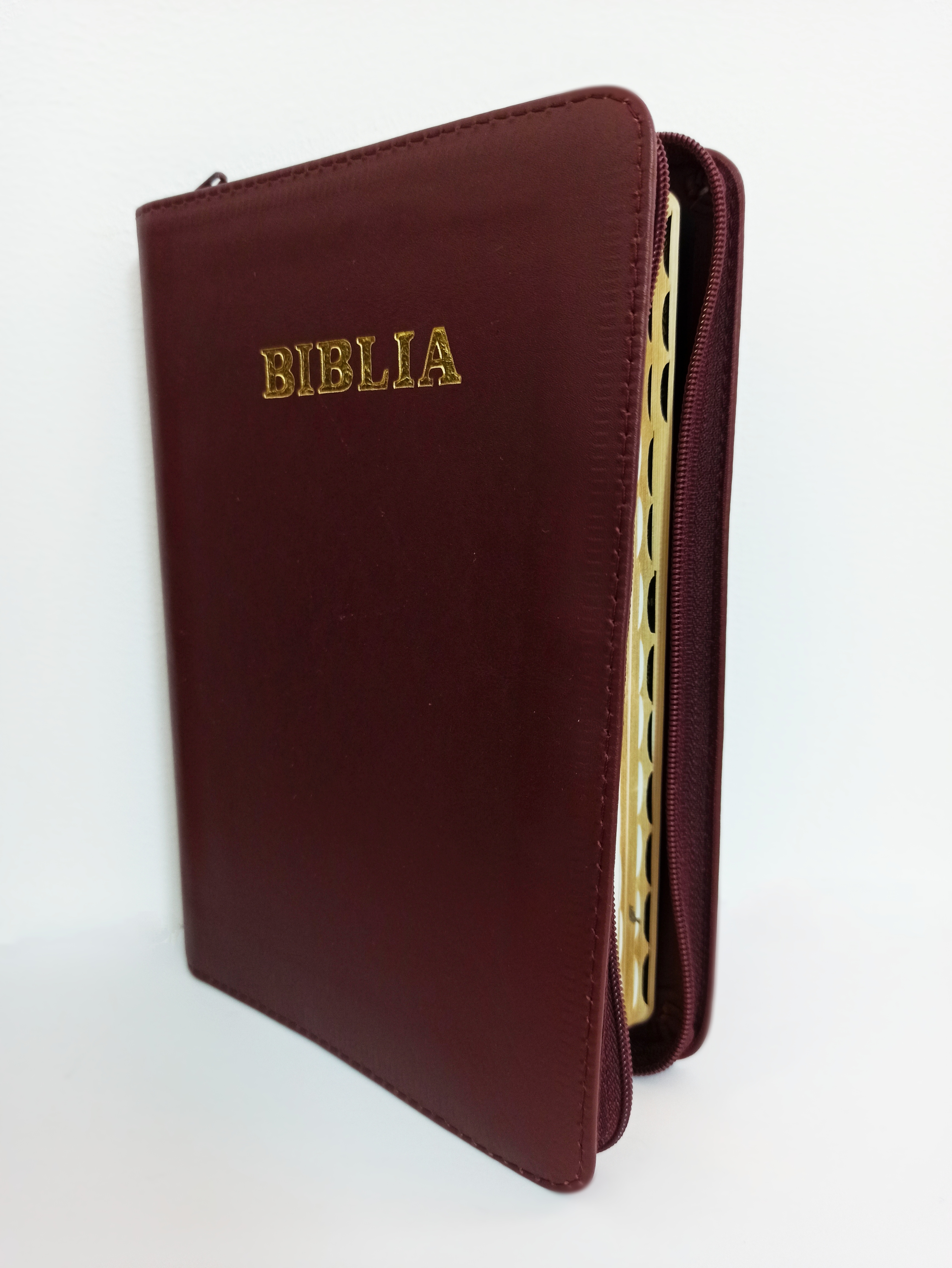 Biblie din piele, marime medie, culoare visiniu inchis, fermoar, index, margini aurii, harti biblice [SI 057 PFI]