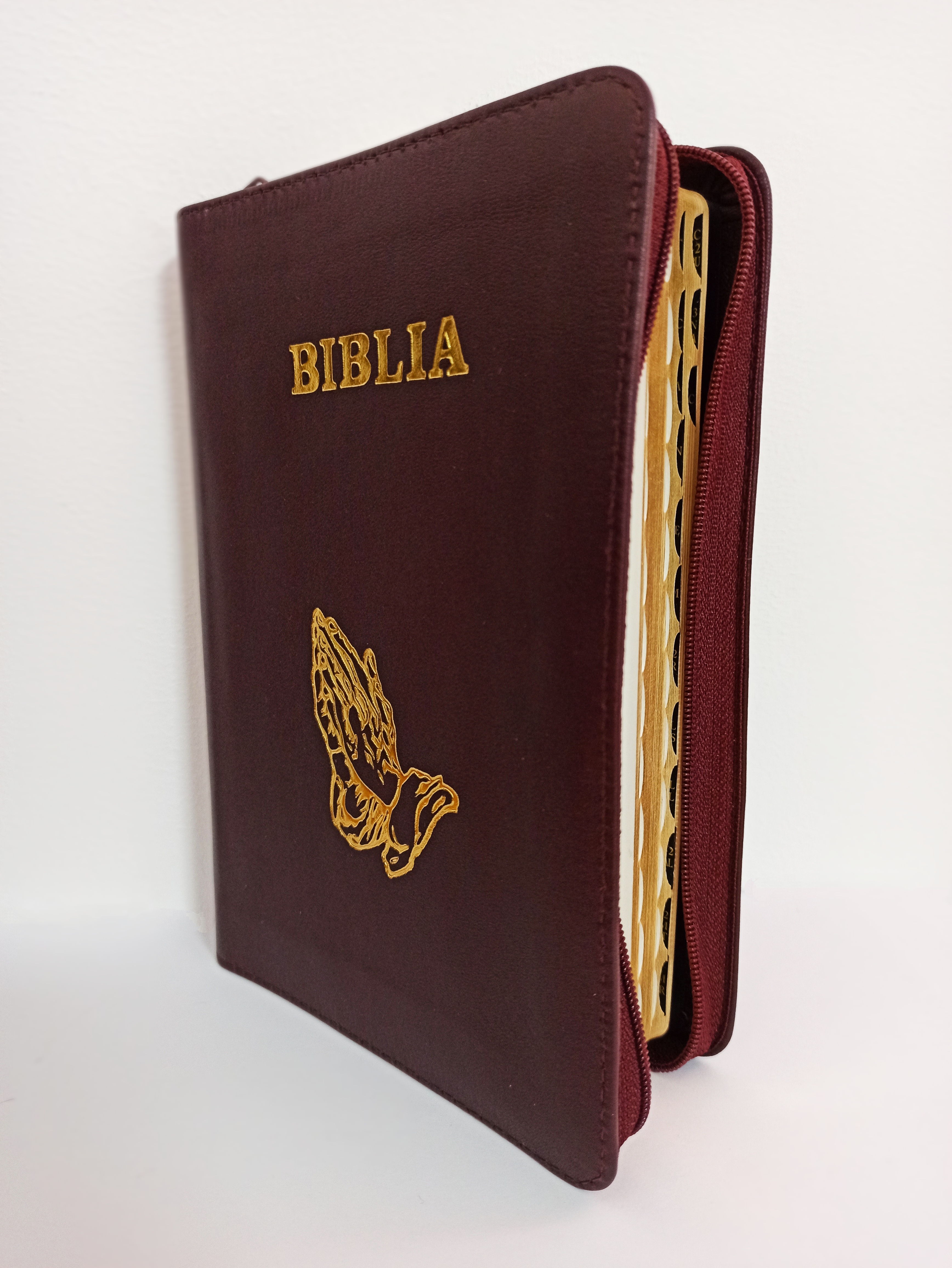 Biblie din piele, marime medie, culoare visiniu carmin, simbol maini in rugaciune, fermoar, index, margini aurii, cuv. lui Isus cu rosu [SB 057 PFI]