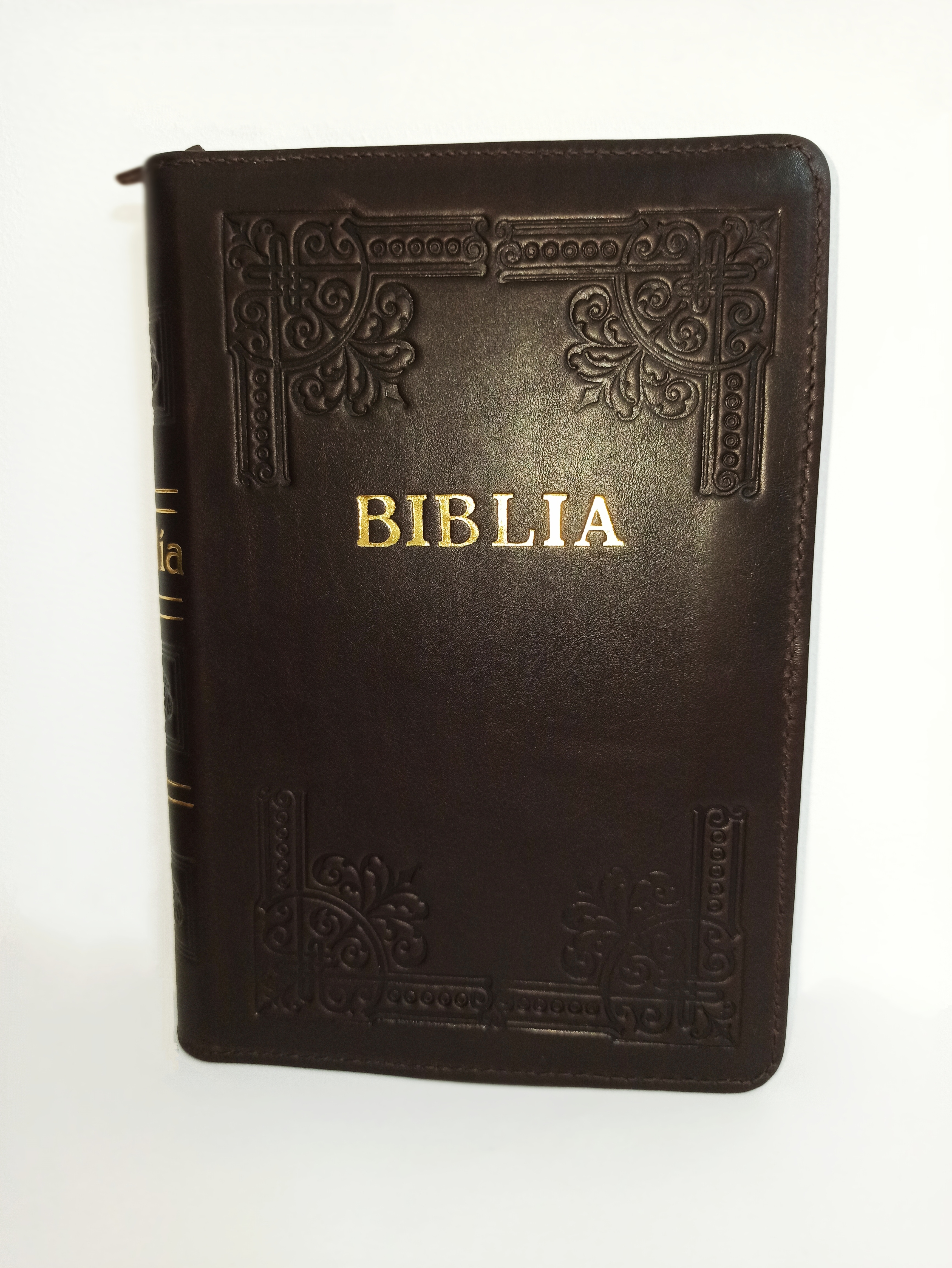 Biblia din piele, handmade, marime medie, culoare maro brun, margini aurii cu index,fermoar, cuv. lui Isus cu rosu [057 HM]