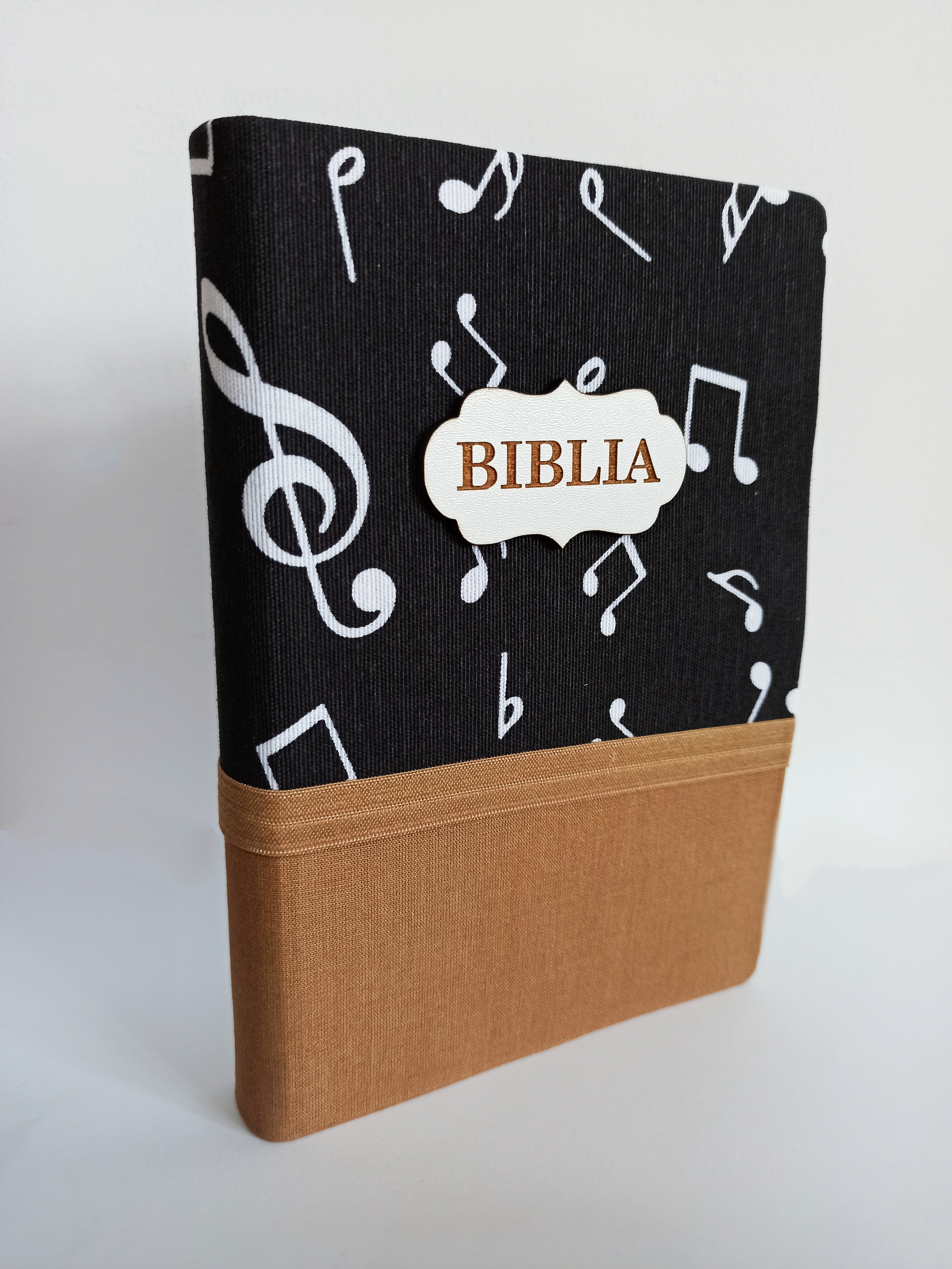 Biblia handmade, marime medie, coperta flexibila textila, Model 31, margini aurii, cuv. lui Isus cu rosu [SB 052 HM]