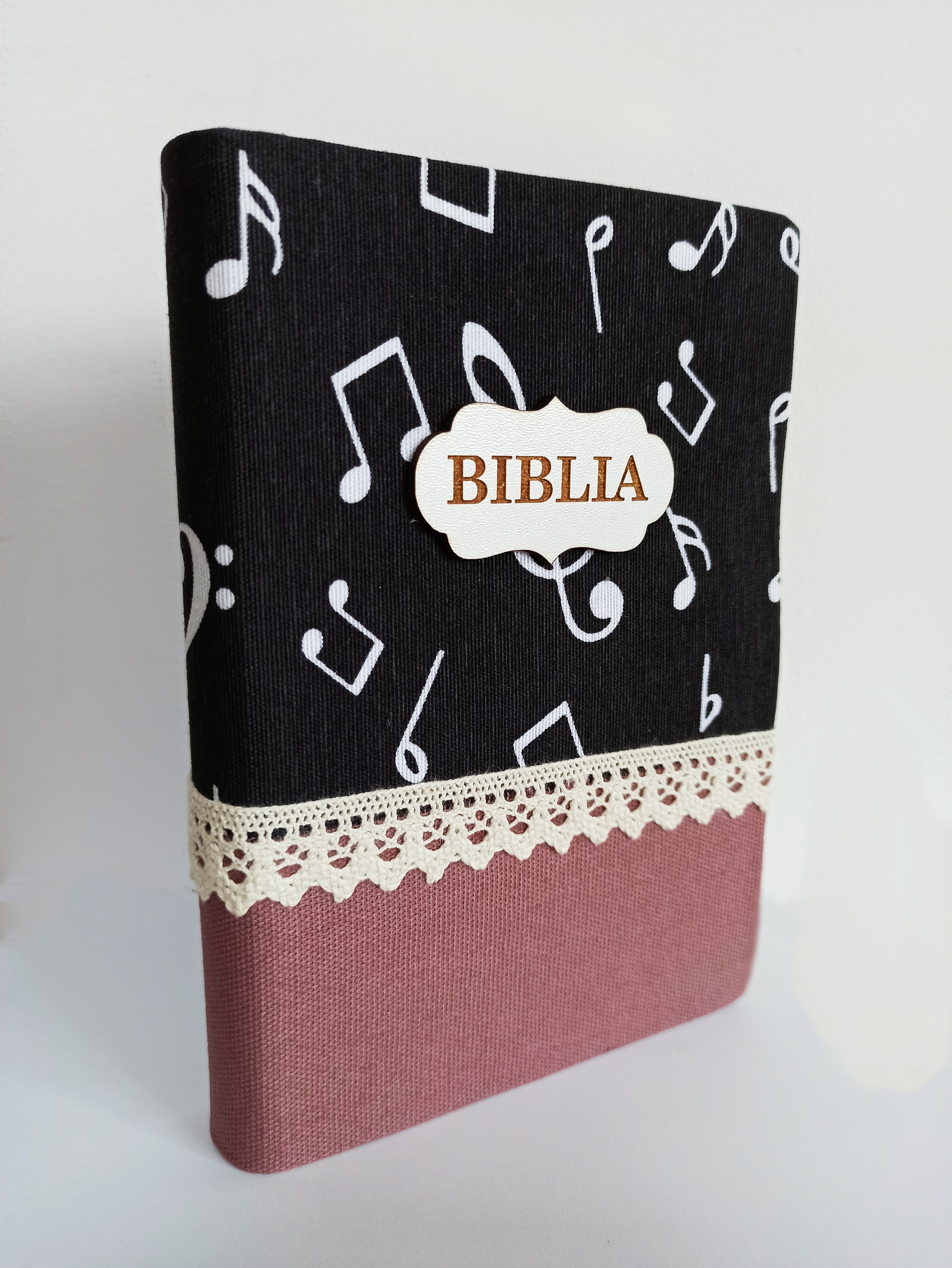 Biblia handmade, marime medie, coperta flexibila textila, Model 32, margini aurii, cuv. lui Isus cu rosu [SB 052 HM]