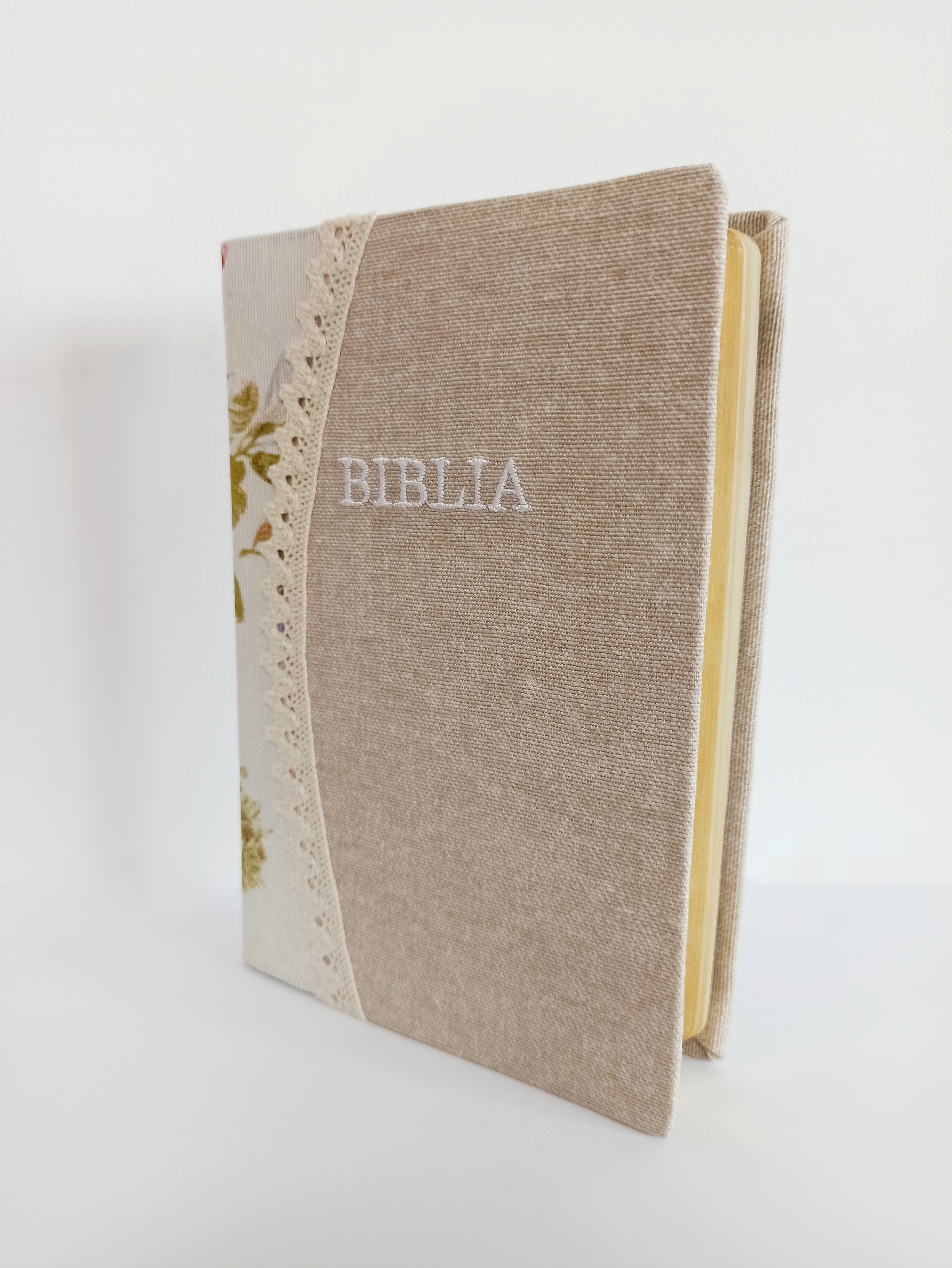 Biblia handmade, marime medie, coperta flexibila textila, Model 30, margini aurii, cuv. lui Isus cu rosu [SB 052 HM]