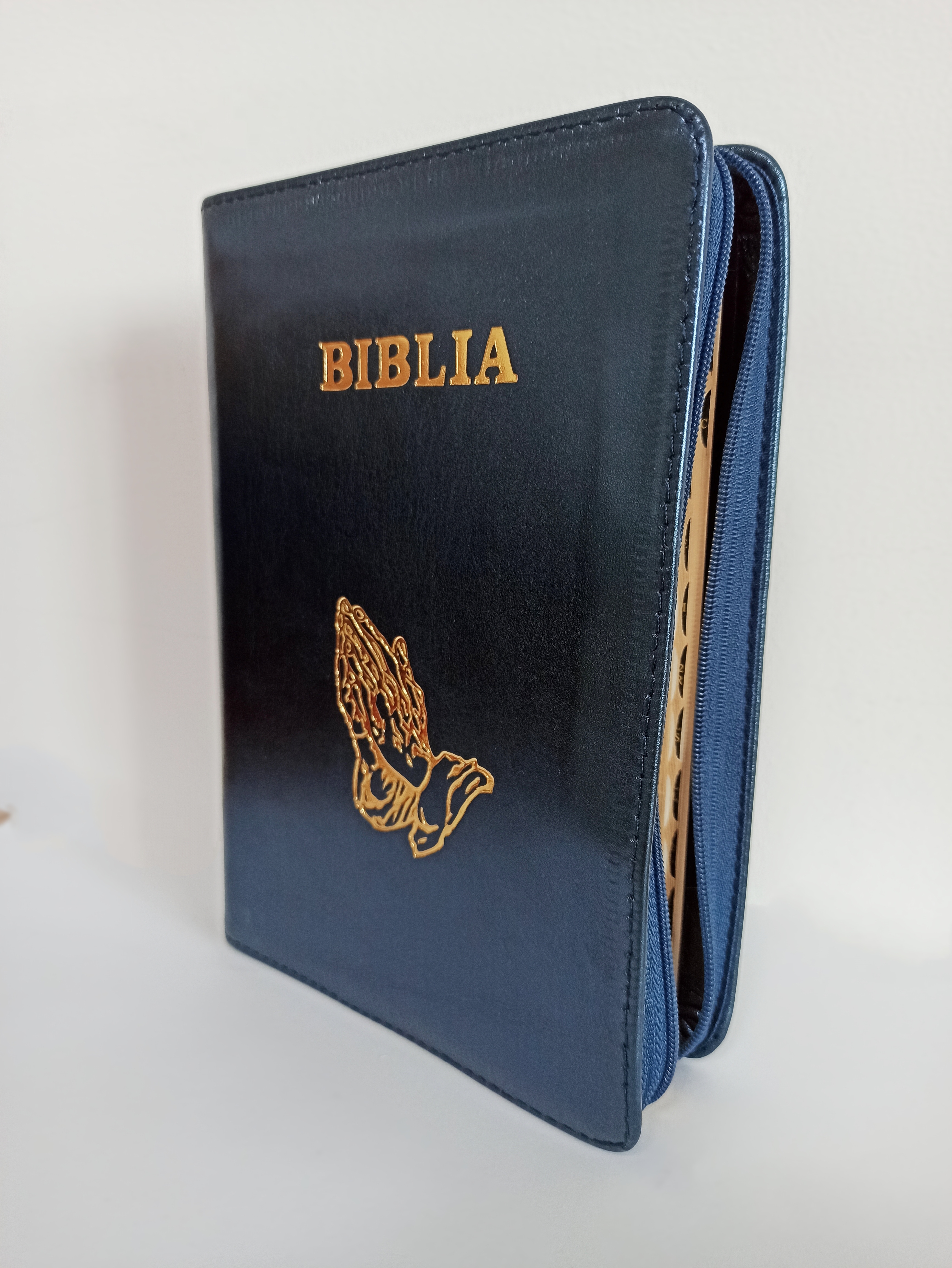 Biblie din piele, marime medie, culoare albastru sidefat, simbol maini in rugaciune, fermoar, index, margini aurii, cuv. lui Isus cu rosu [SB 057 PFI]