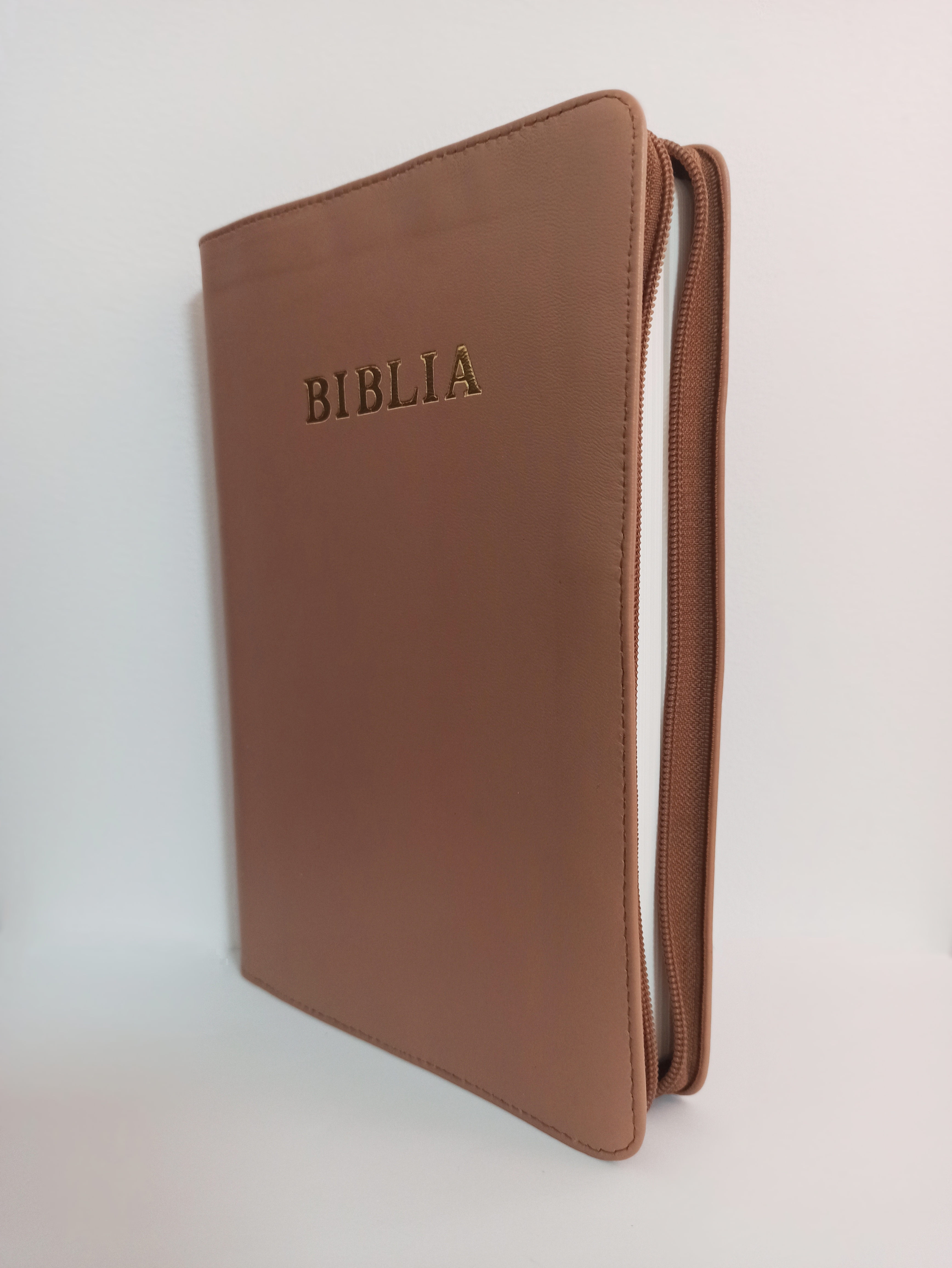 Biblia marime mare, din piele, culoare maro cappuccin, cuv. lui Isus cu rosu, margini albe, fermoar [073 PF]