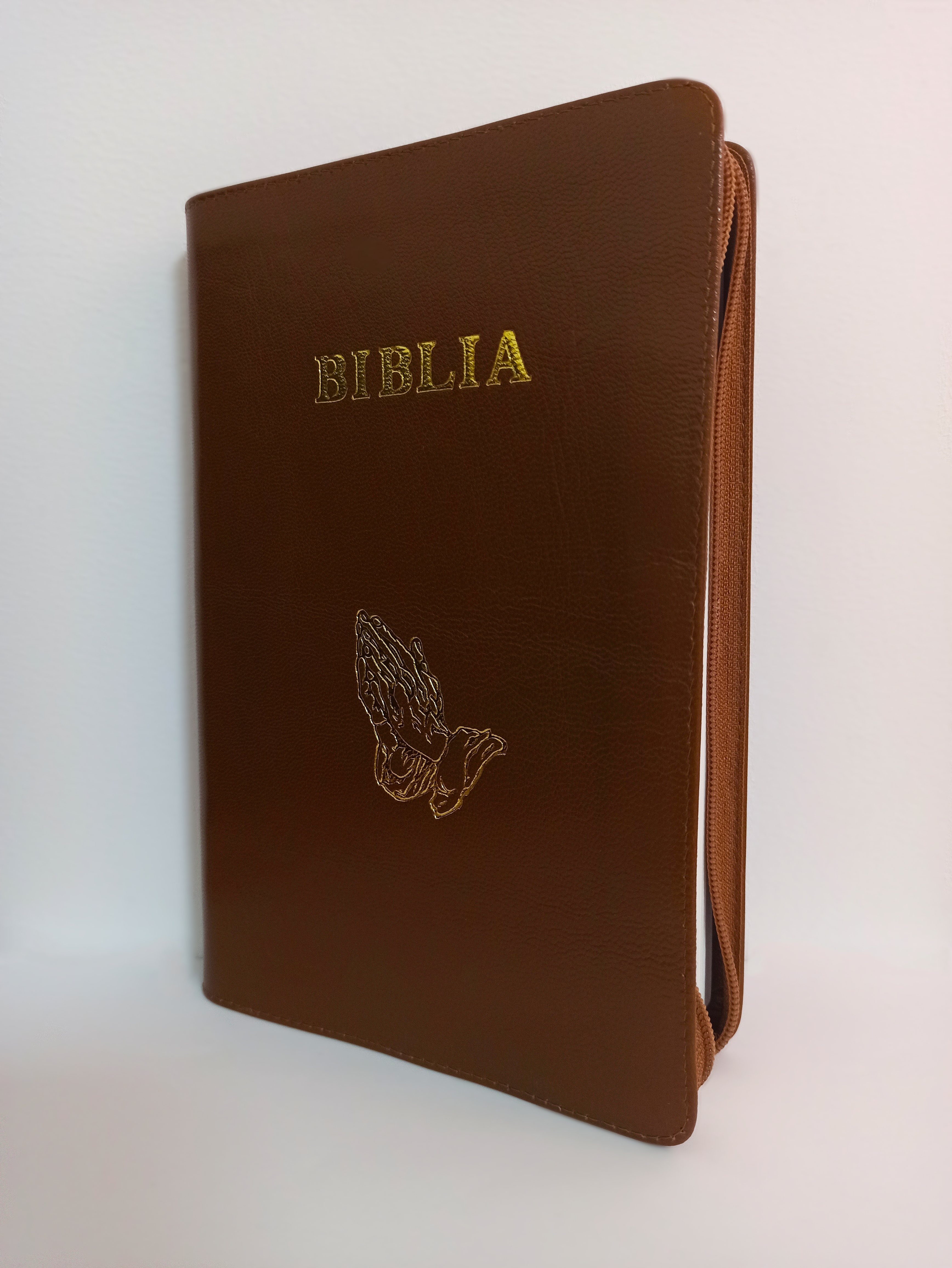 Biblia marime mare, din piele, culoare maro, cuv. lui Isus cu rosu, margini albe, fermoar, simbol maini in rugaciune[073 PF]