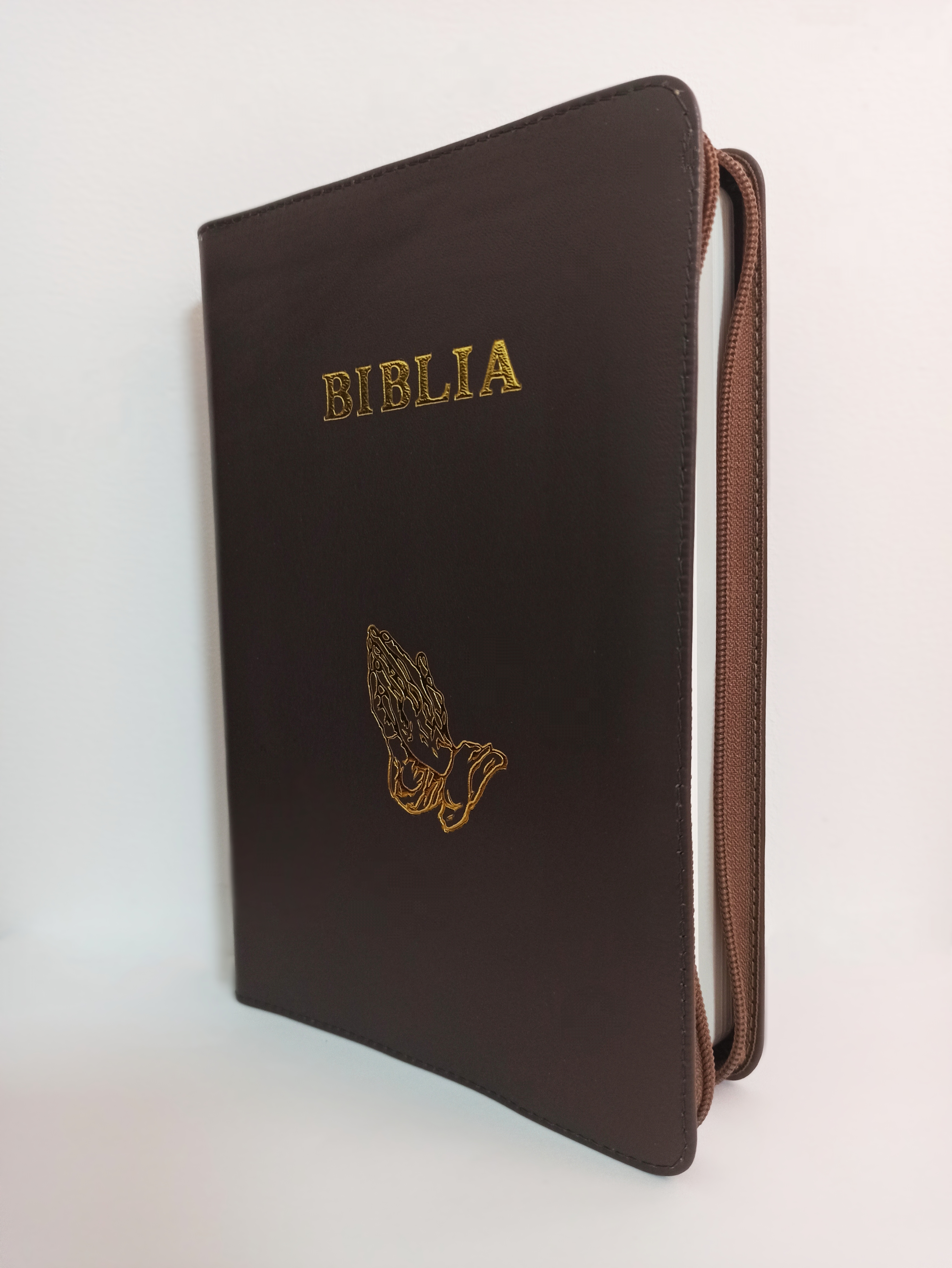 Biblia marime mare, din piele, culoare maro pamantiu, cuv. lui Isus cu rosu, margini albe, fermoar, simbol maini in rugaciune[073 PF]
