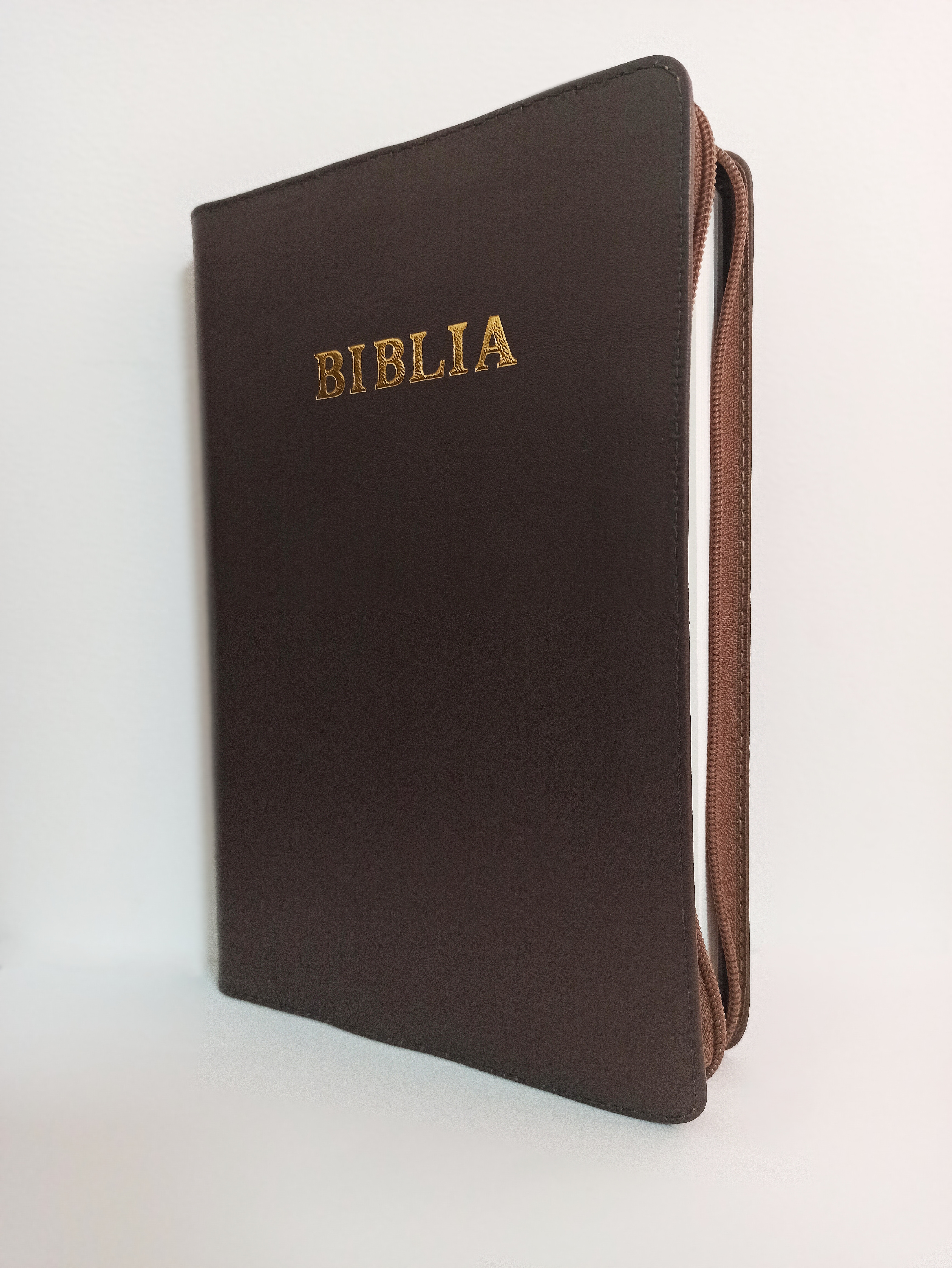 Biblia marime mare, din piele, culoare maro pamantiu, cuv. lui Isus cu rosu, margini albe, fermoar [073 PF]