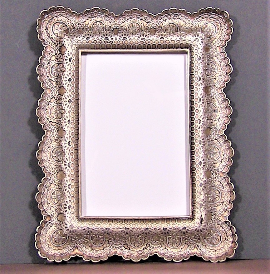 Rama foto dantelata, nuanta bronz - 1 poza de 10x15cm Rama foto dantelata, nuanta bronz - 1 poza de 10x15cm