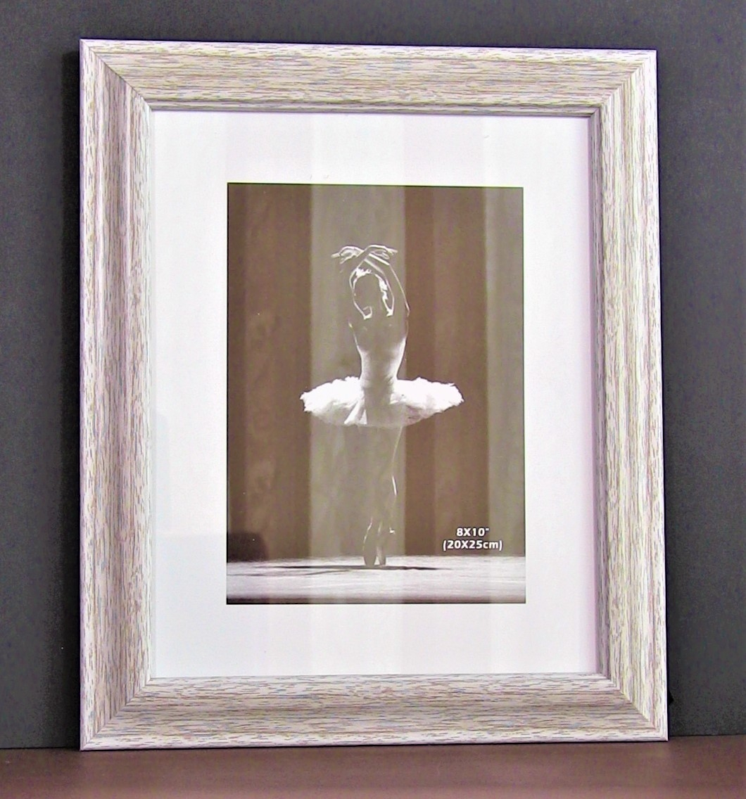 Rama foto din lemn, crem-maro - 1 poza de 20x25cm Rama foto din lemn, crem-maro - 1 poza de 20x25cm