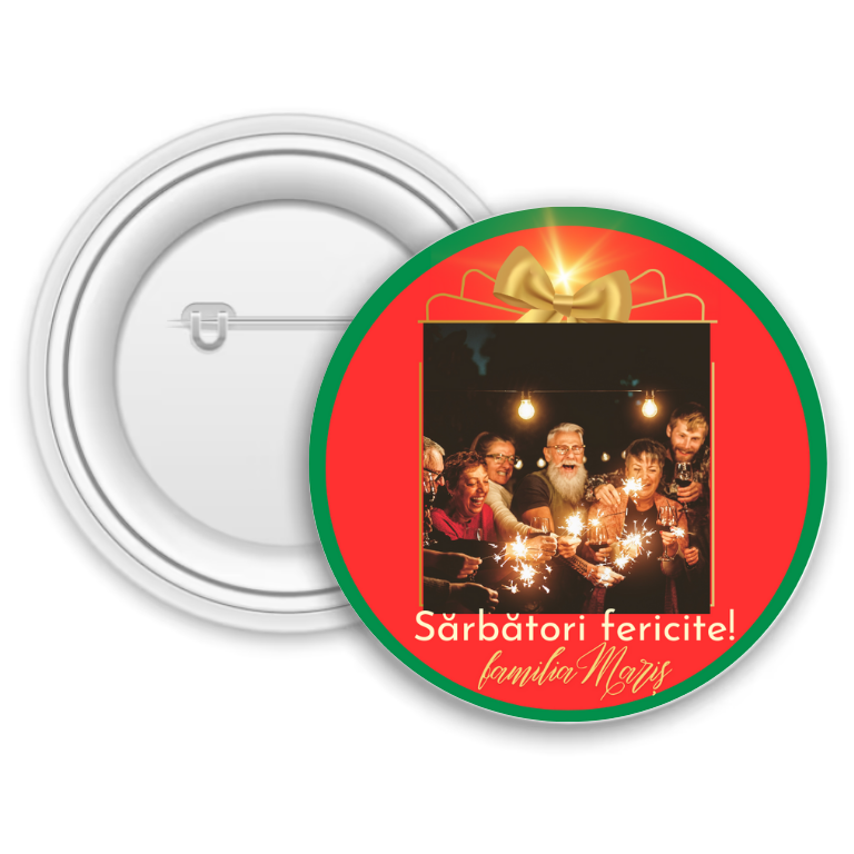 Insigna metalica personalizata cu poză și nume – Sărbători fericite Insigna metalica personalizata cu poză și nume – Sărbători fericite